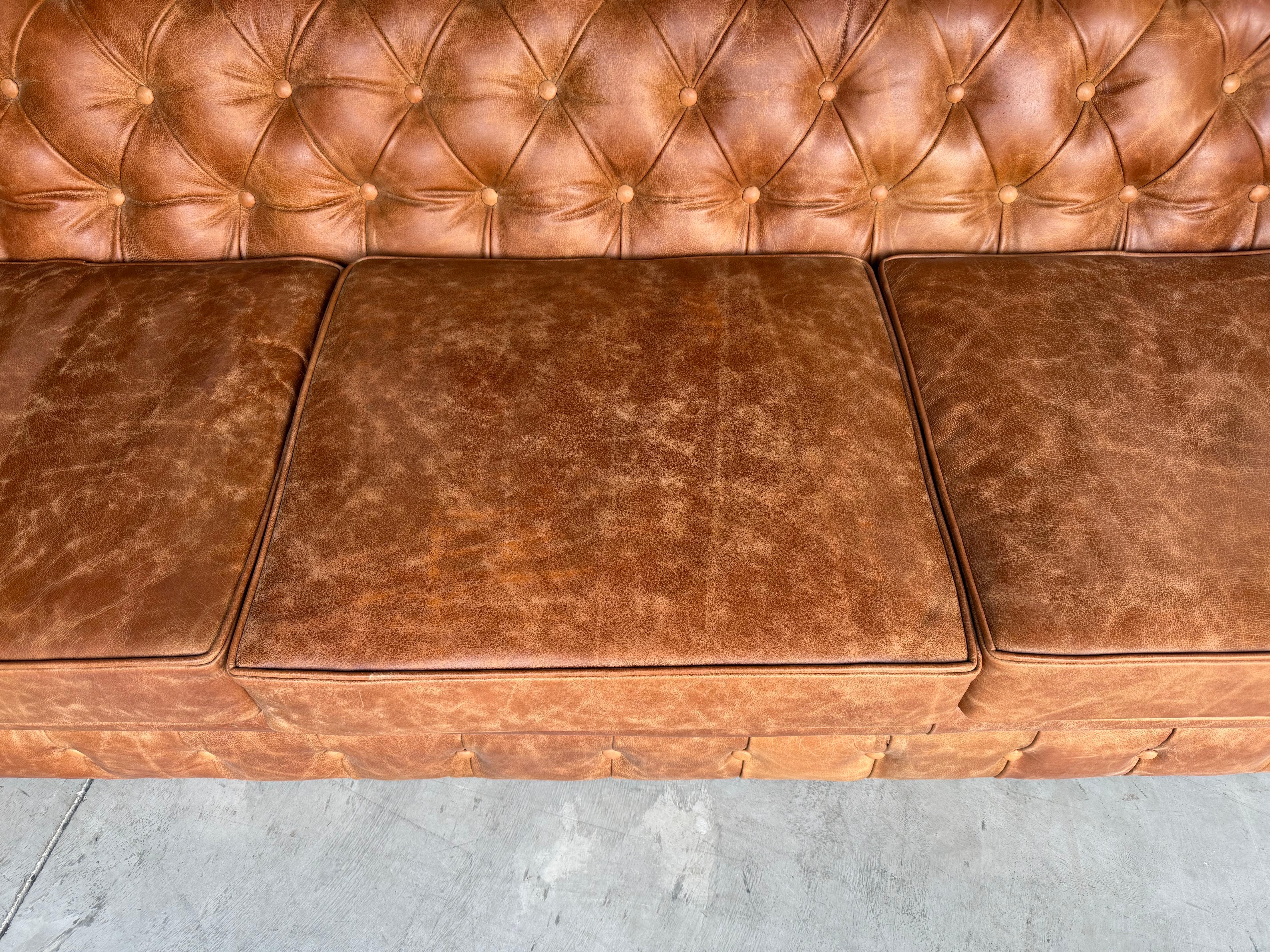 Fine Quality Light Brown Distressed Leather English Chesterfield Sofa 8ft lang. (Leder) im Angebot