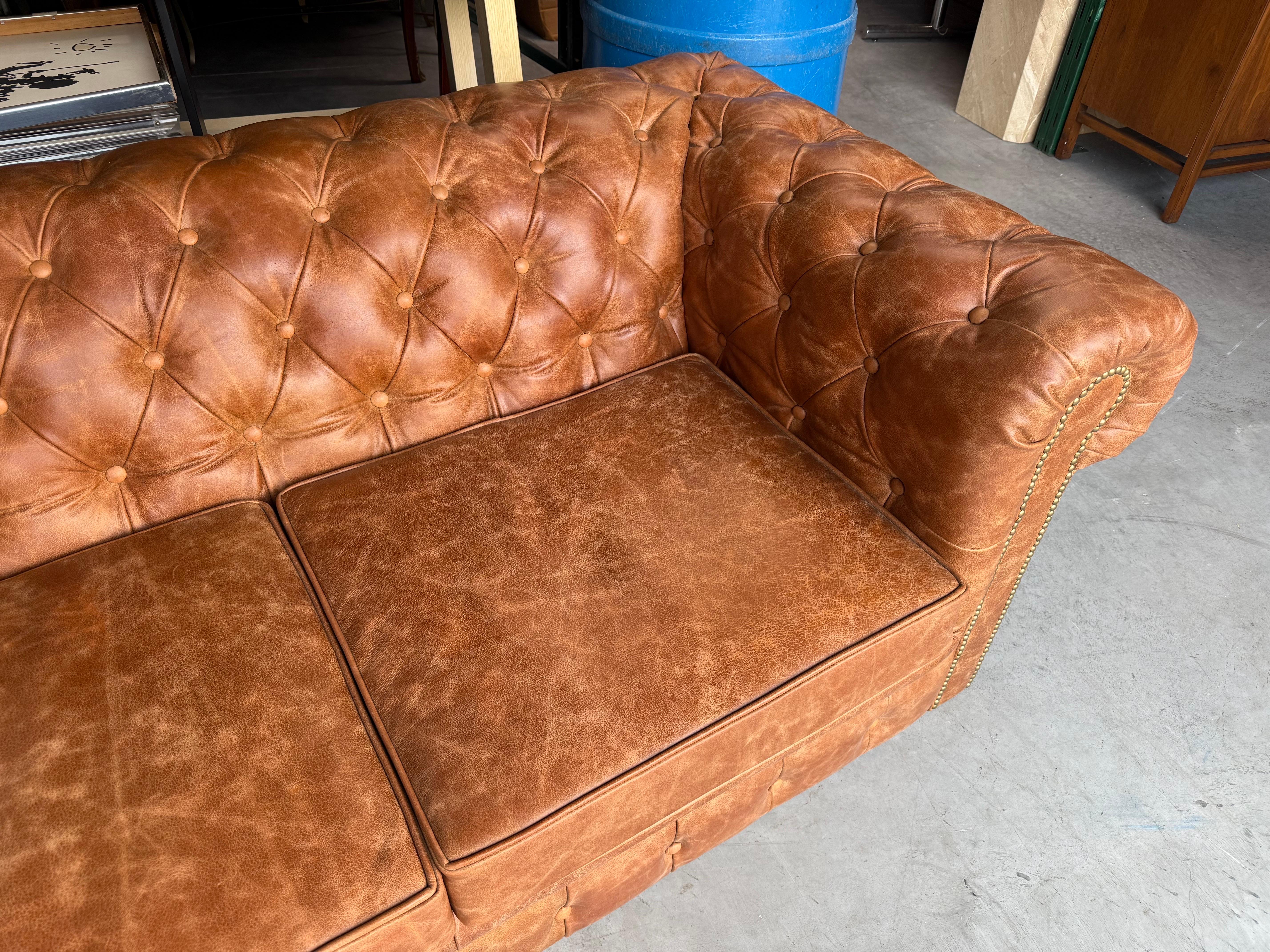 Fine Quality Light Brown Distressed Leather English Chesterfield Sofa 8ft lang. im Angebot 1