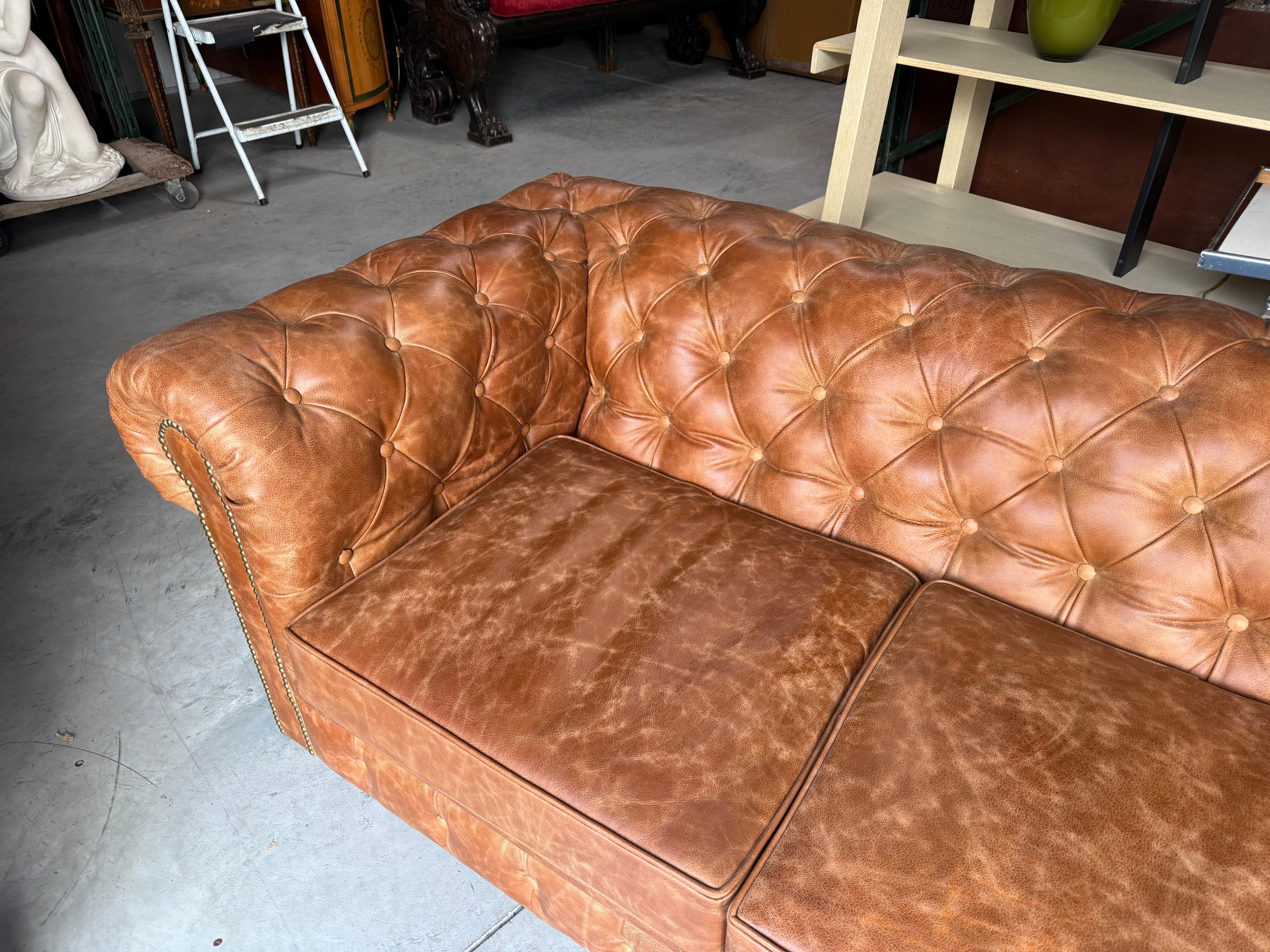 Fine Quality Light Brown Distressed Leather English Chesterfield Sofa 8ft lang. im Angebot 2
