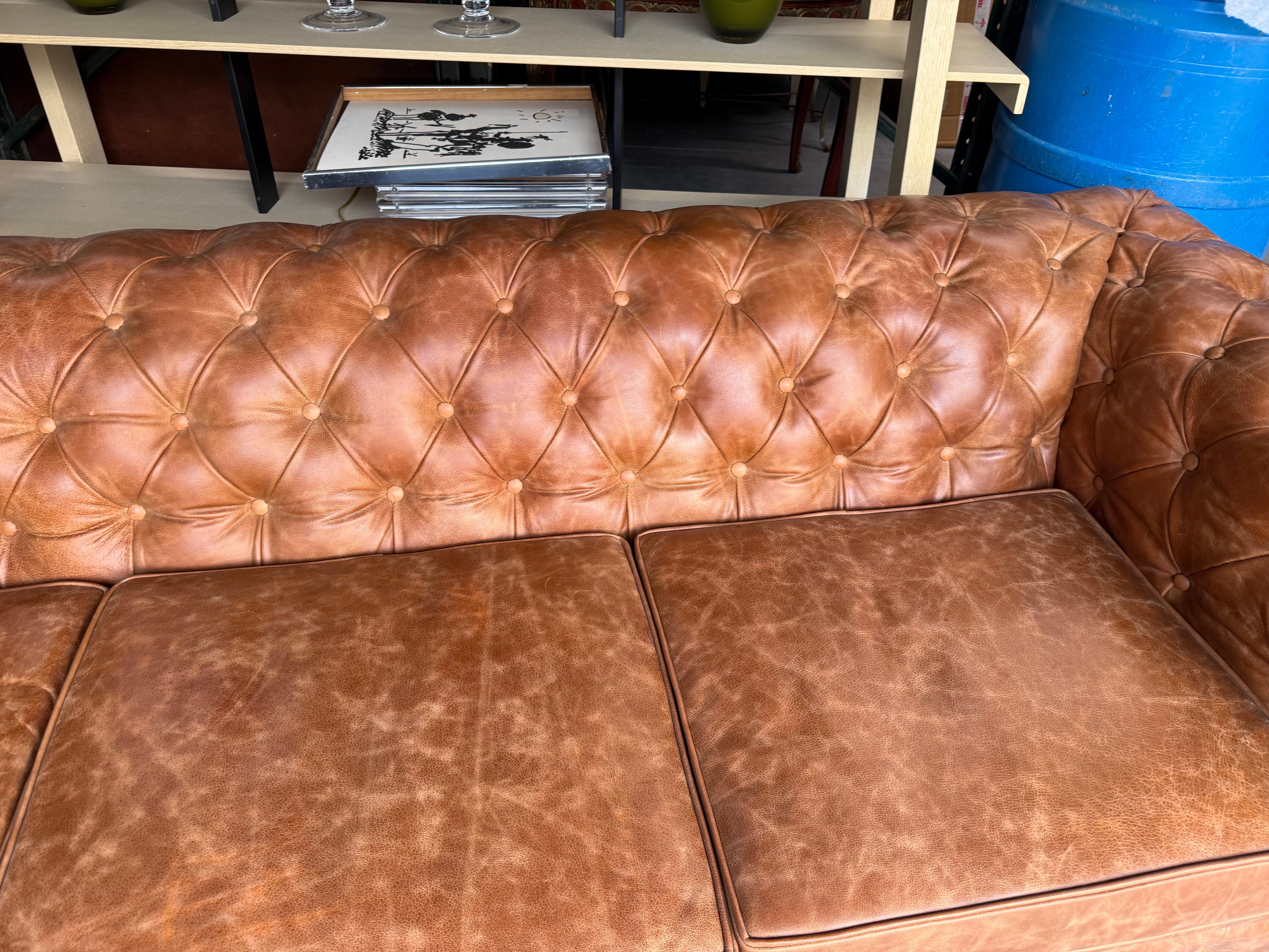 Fine Quality Light Brown Distressed Leather English Chesterfield Sofa 8ft lang. im Angebot 3