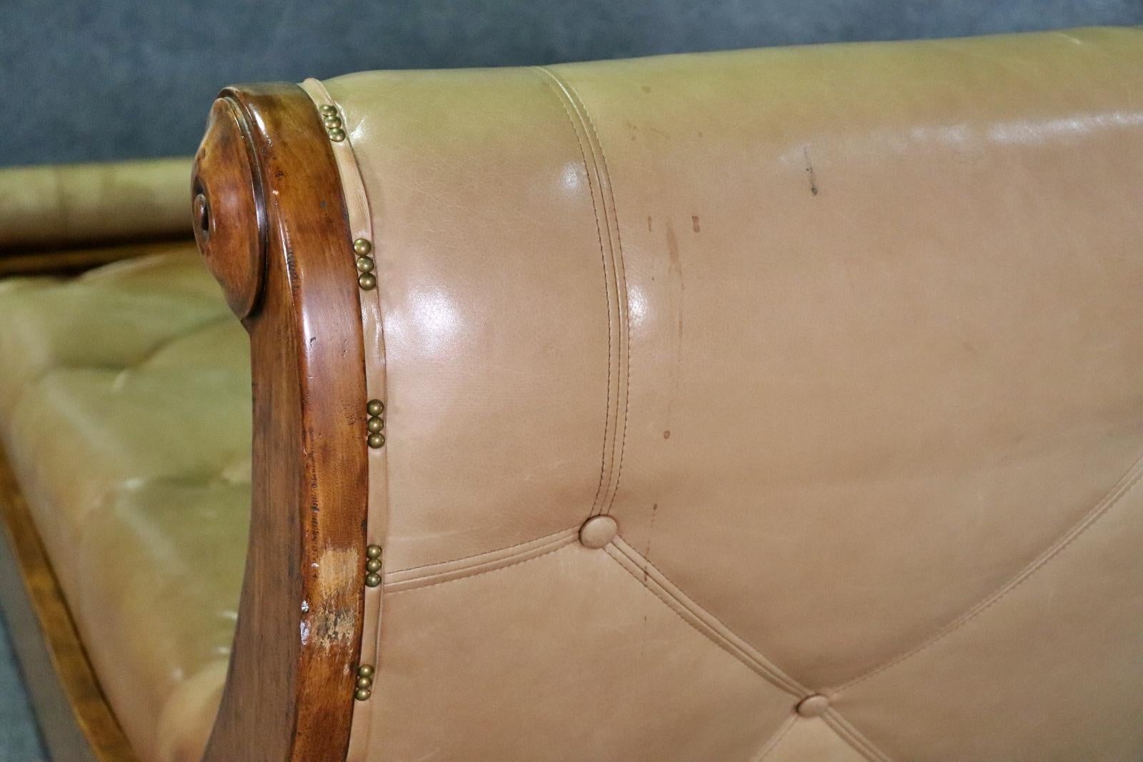 Feine Qualität Louis Phillipe Stil Nussbaum Leder Fainting Couch Tagesbett Chaise  im Angebot 5