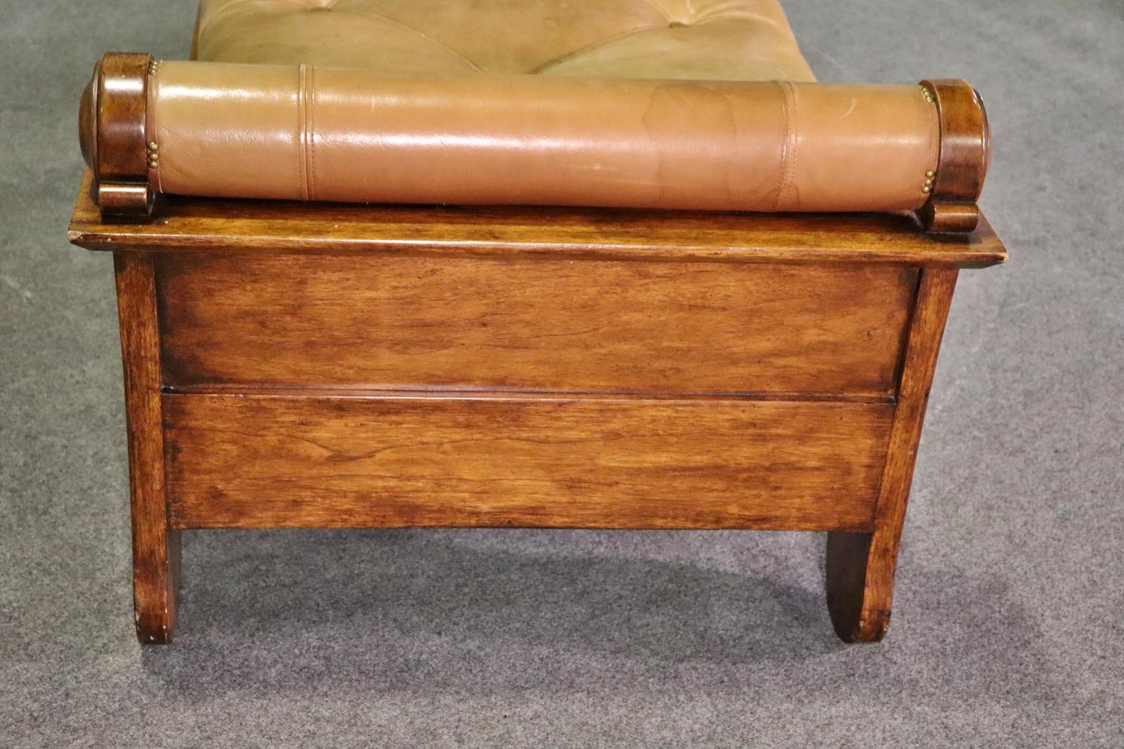 Feine Qualität Louis Phillipe Stil Nussbaum Leder Fainting Couch Tagesbett Chaise  (Louis Philippe) im Angebot