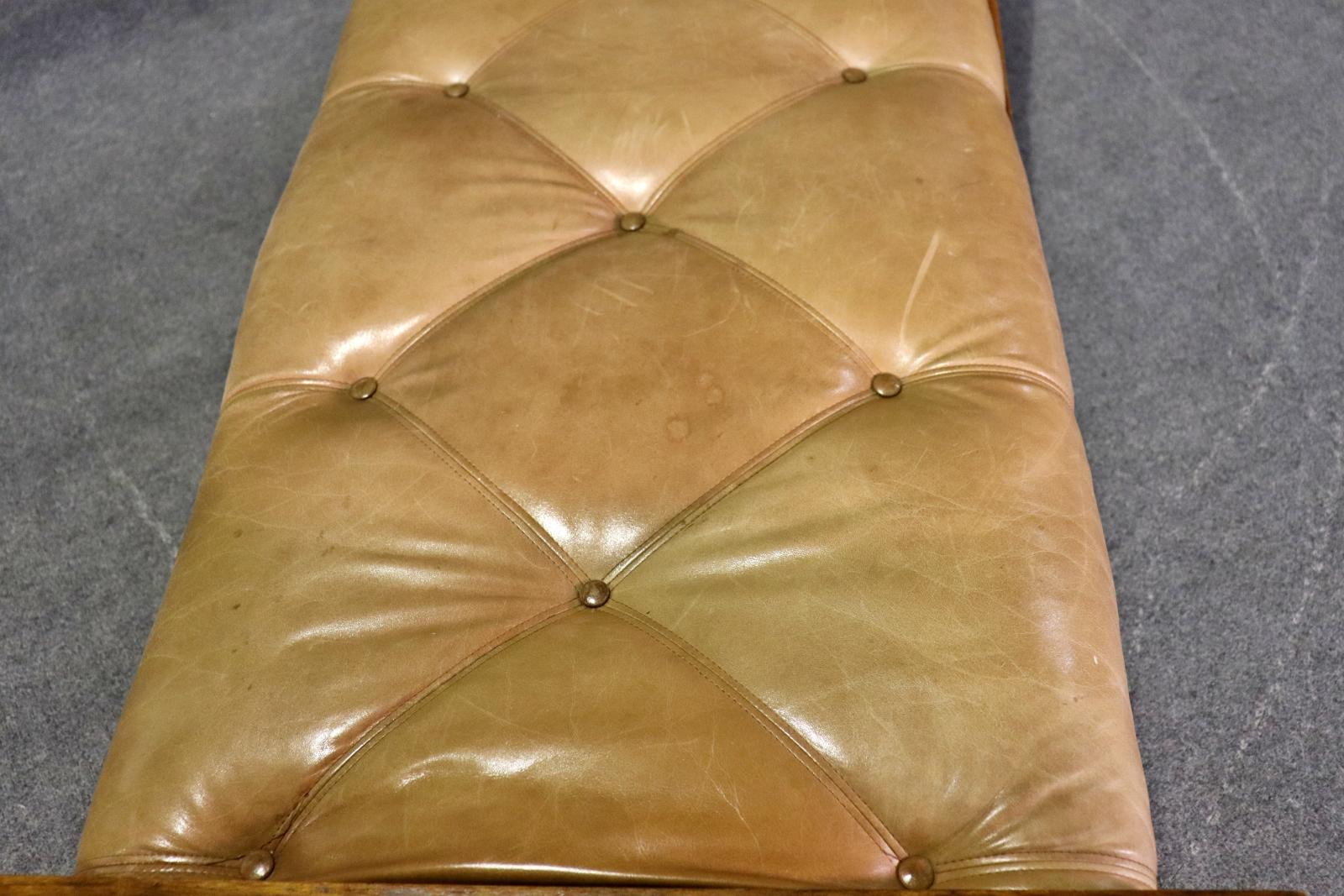 Feine Qualität Louis Phillipe Stil Nussbaum Leder Fainting Couch Tagesbett Chaise  (Mitte des 20. Jahrhunderts) im Angebot