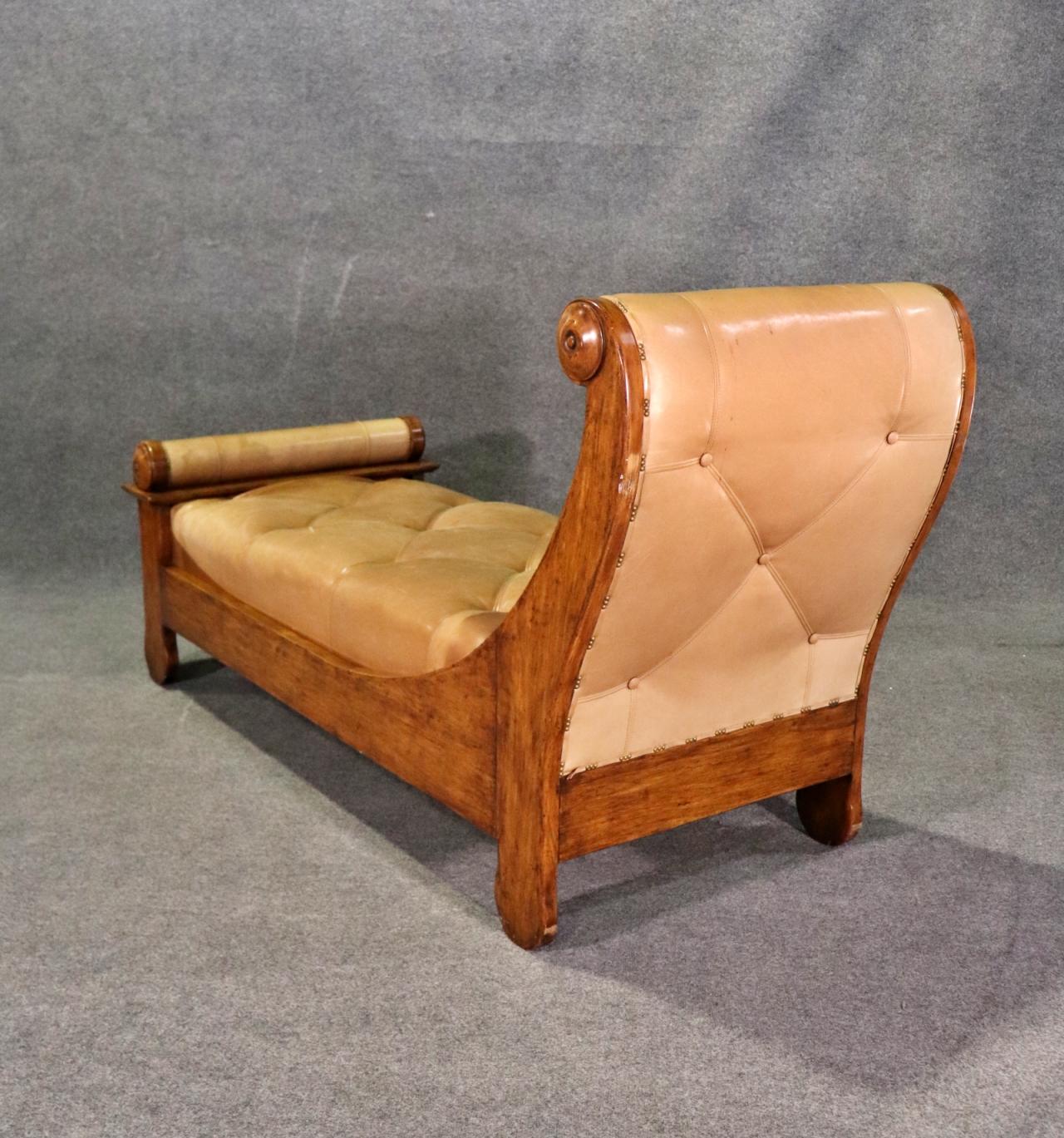 Feine Qualität Louis Phillipe Stil Nussbaum Leder Fainting Couch Tagesbett Chaise  im Angebot 3