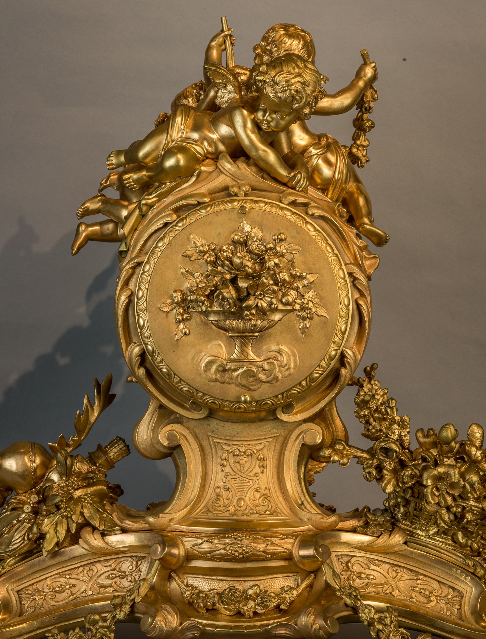 Pendule de cheminée figurative de style Louis XV en bronze doré de qualité supérieure en vente 3