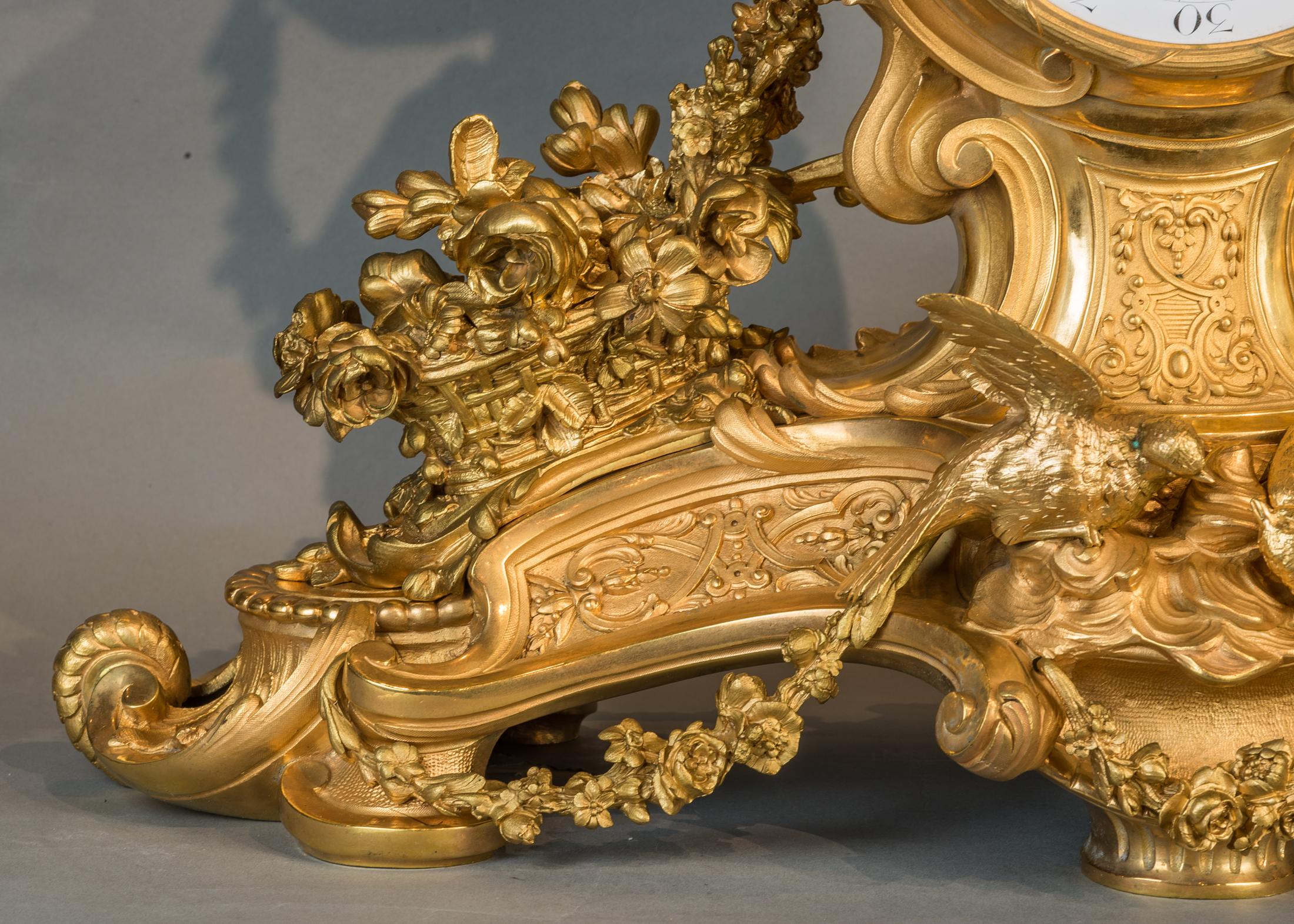 Pendule de cheminée figurative de style Louis XV en bronze doré de qualité supérieure en vente 4