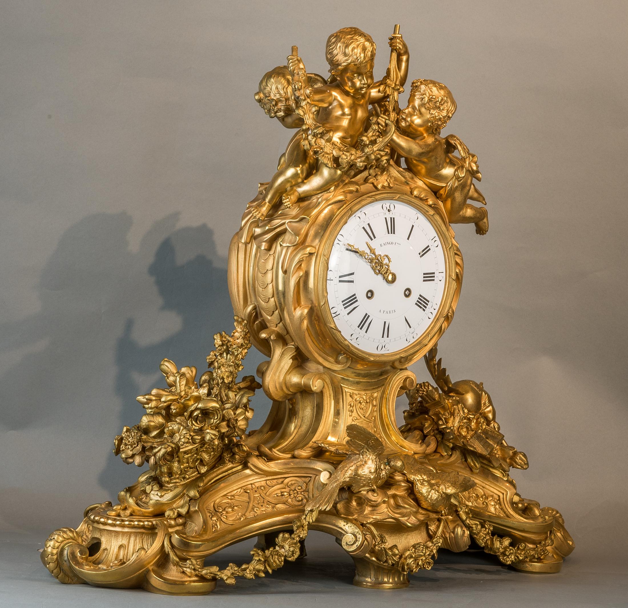 Français Pendule de cheminée figurative de style Louis XV en bronze doré de qualité supérieure en vente