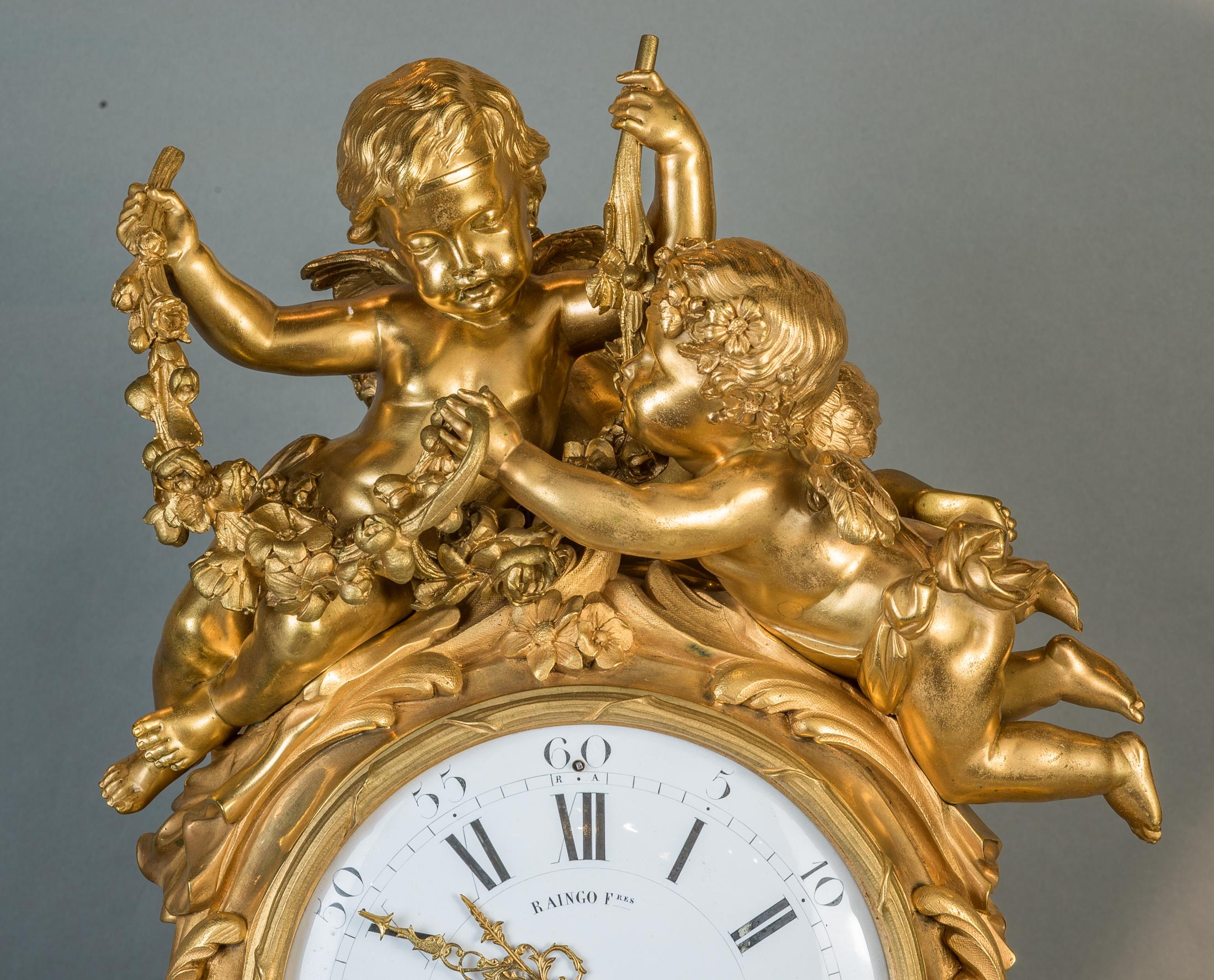 Figurale Kaminuhr aus vergoldeter Bronze im Louis-XV-Stil von hoher Qualität (Französisch) im Angebot