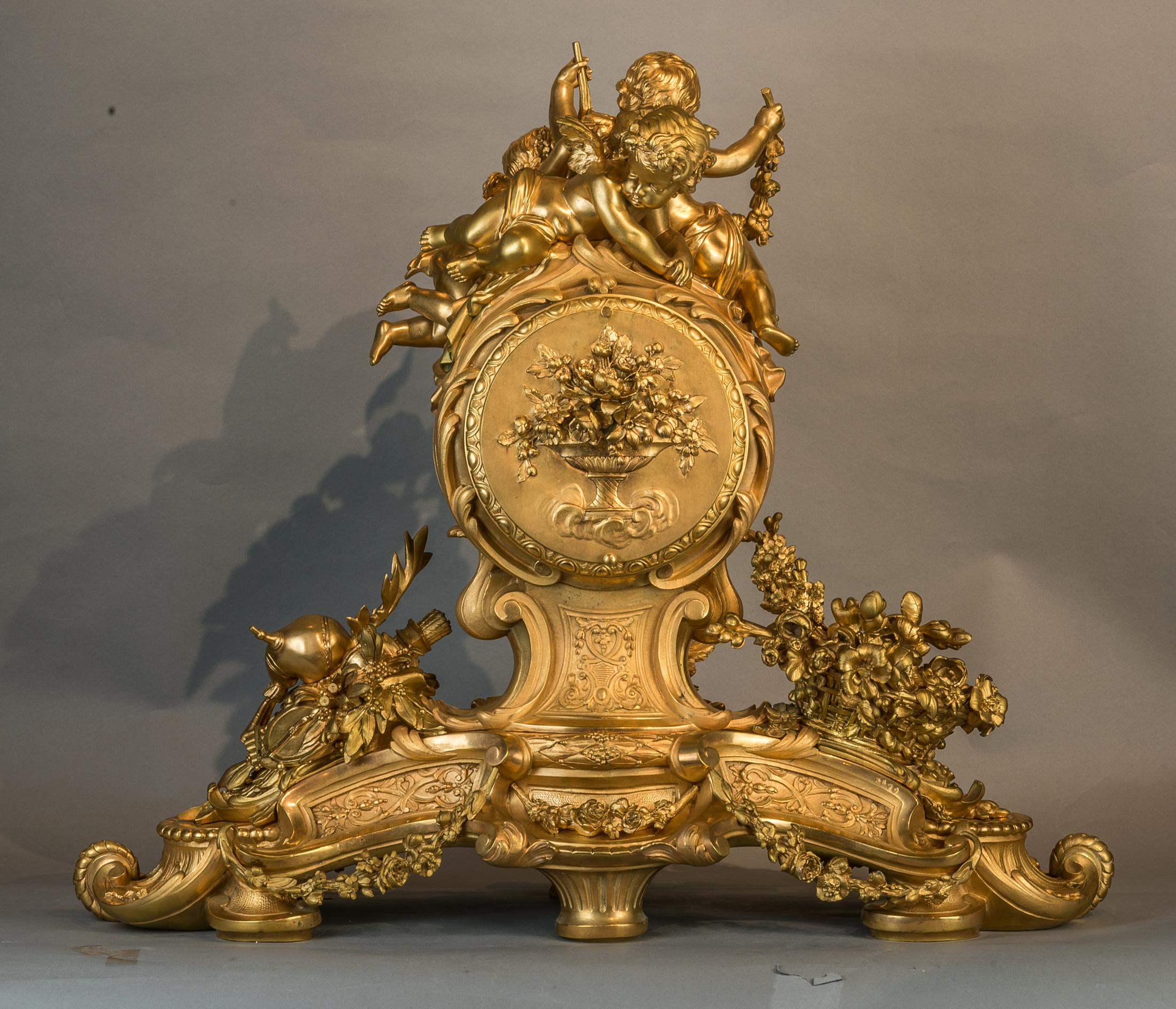 Figurale Kaminuhr aus vergoldeter Bronze im Louis-XV-Stil von hoher Qualität im Angebot 1