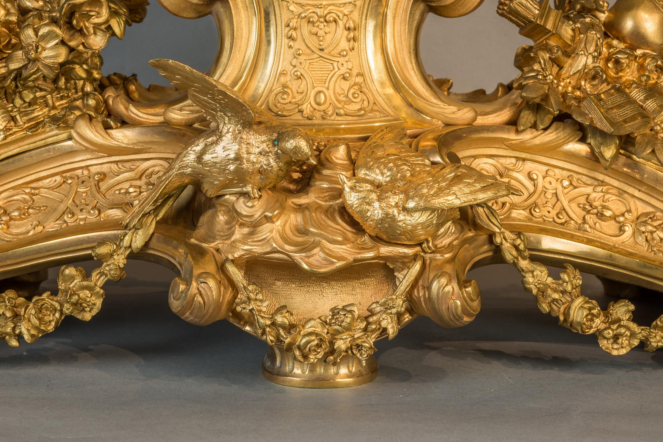 Pendule de cheminée figurative de style Louis XV en bronze doré de qualité supérieure en vente 2