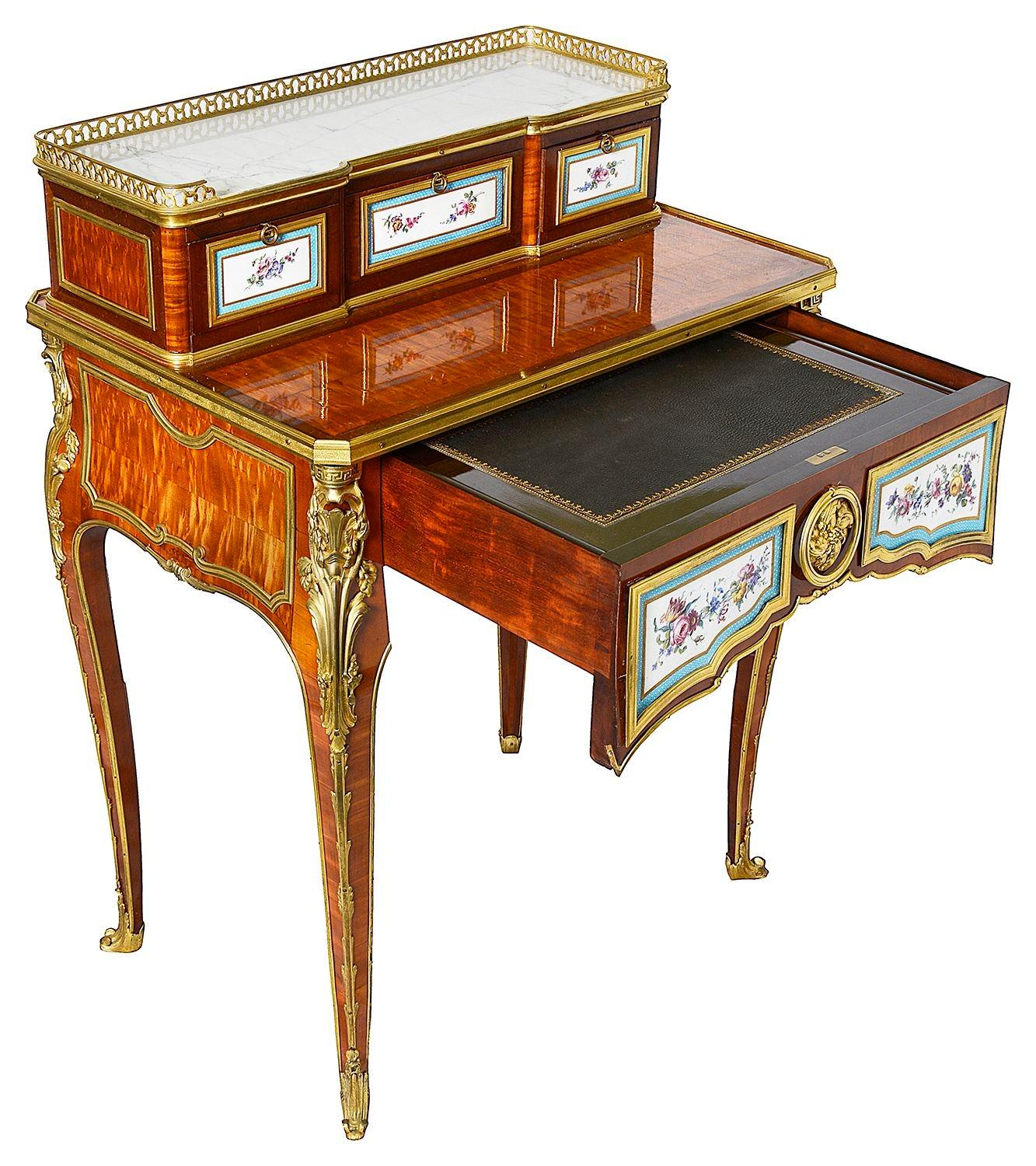 Bonheur du jour di fine Ottocento in stile LOUIS XVI, in porcellana di Sèvres. Whiting con piano in marmo bianco incassato, galleria in ormolu e montature. Tre cassetti sopra, uno più grande sotto, si aprono per rivelare un secretaire splendidamente