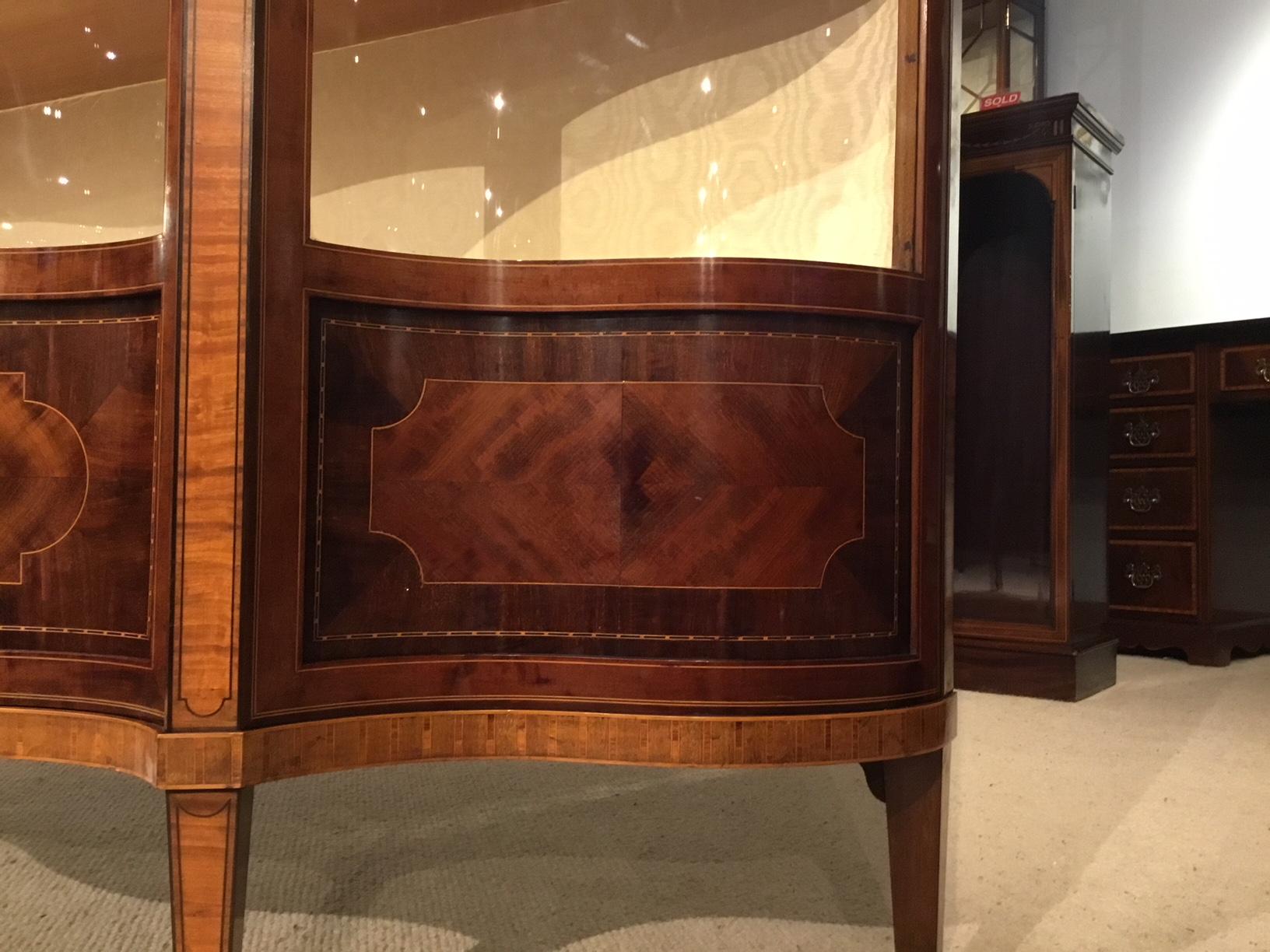 Fine Quality Mahogany Inlaid Edwardian Period Serpentine Display Cabinet 7