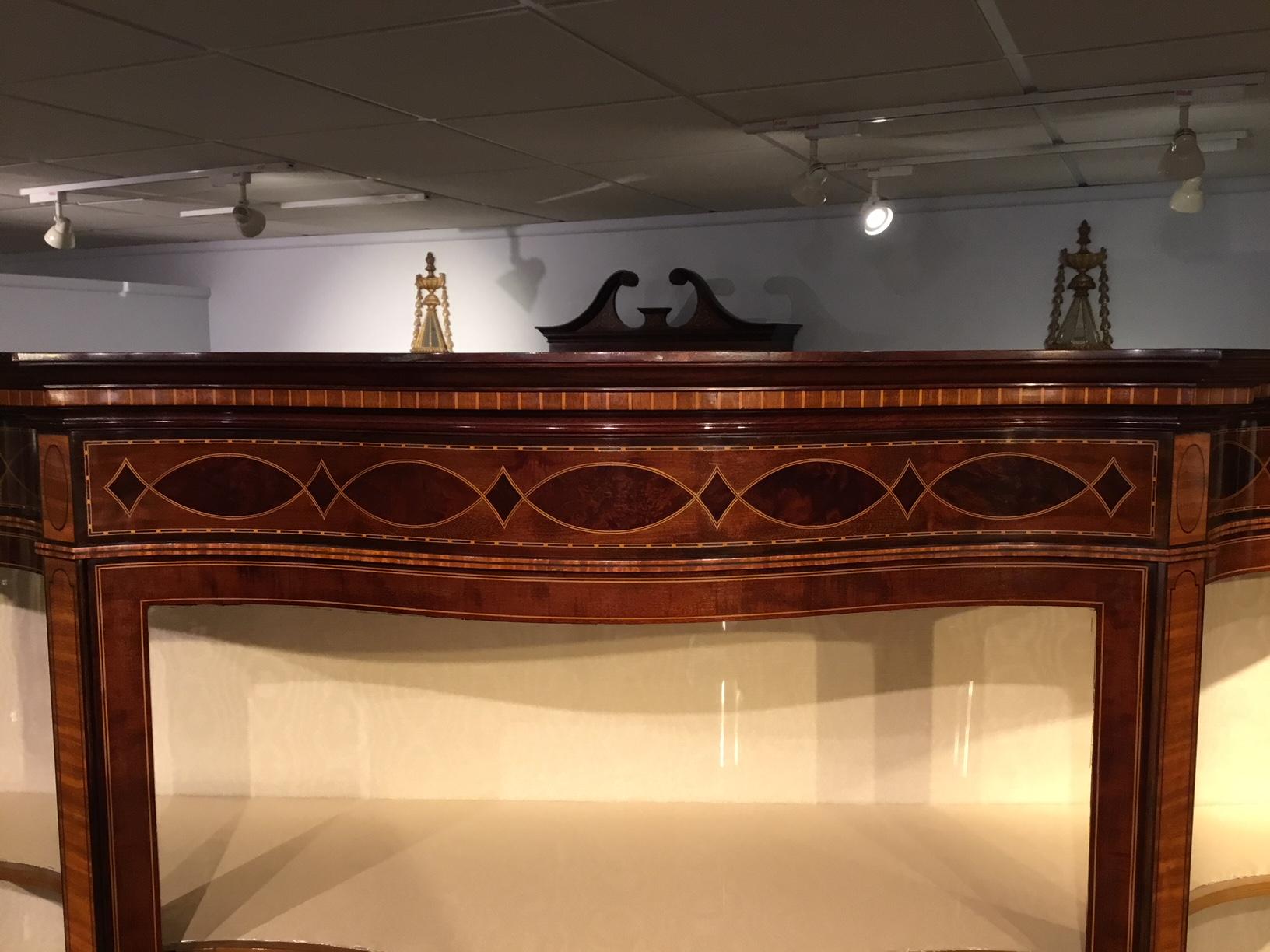 Fine Quality Mahogany Inlaid Edwardian Period Serpentine Display Cabinet In Excellent Condition In Darwen, GB