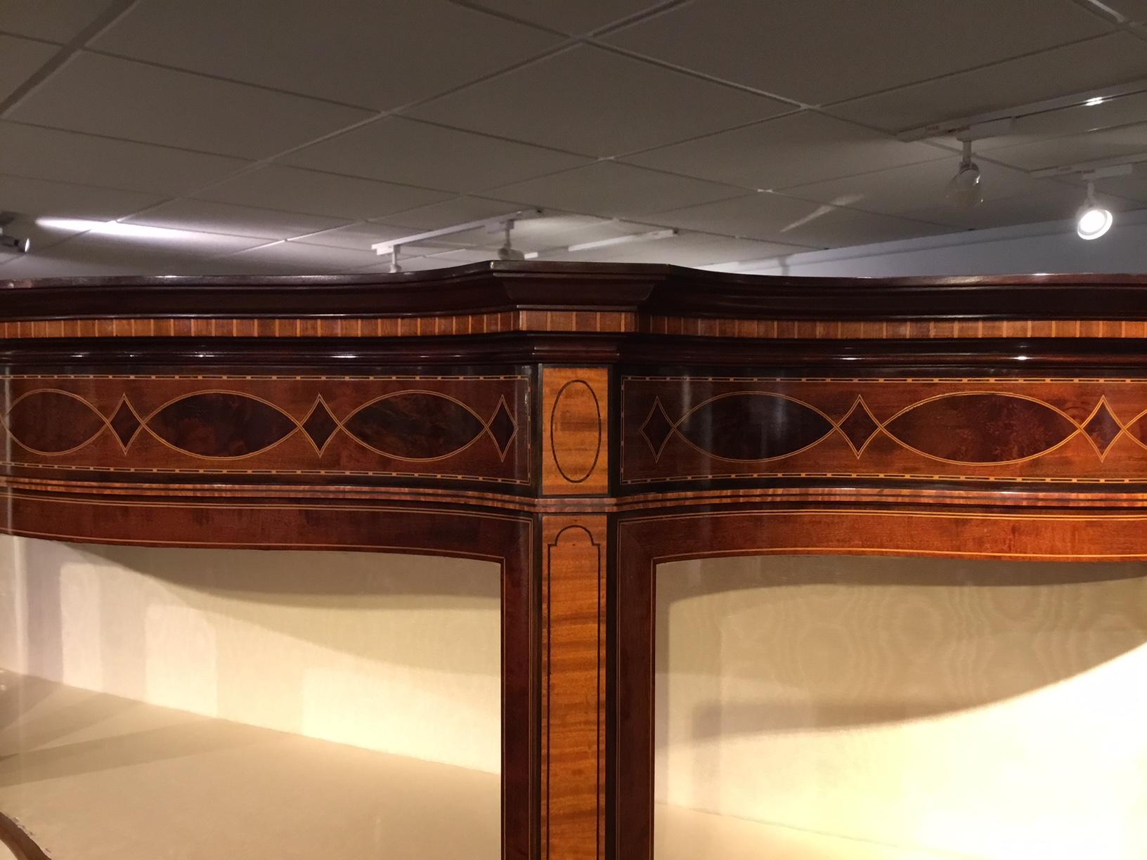 Fine Quality Mahogany Inlaid Edwardian Period Serpentine Display Cabinet 3