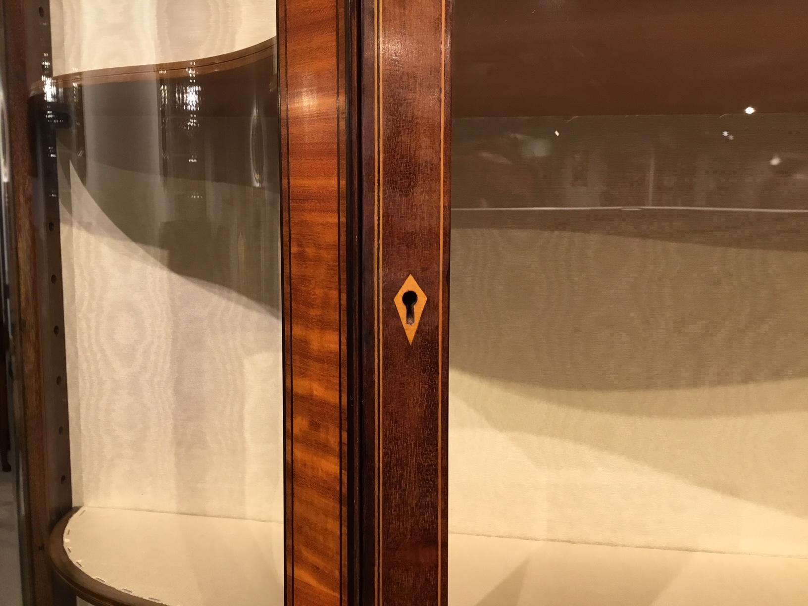 Fine Quality Mahogany Inlaid Edwardian Period Serpentine Display Cabinet 4