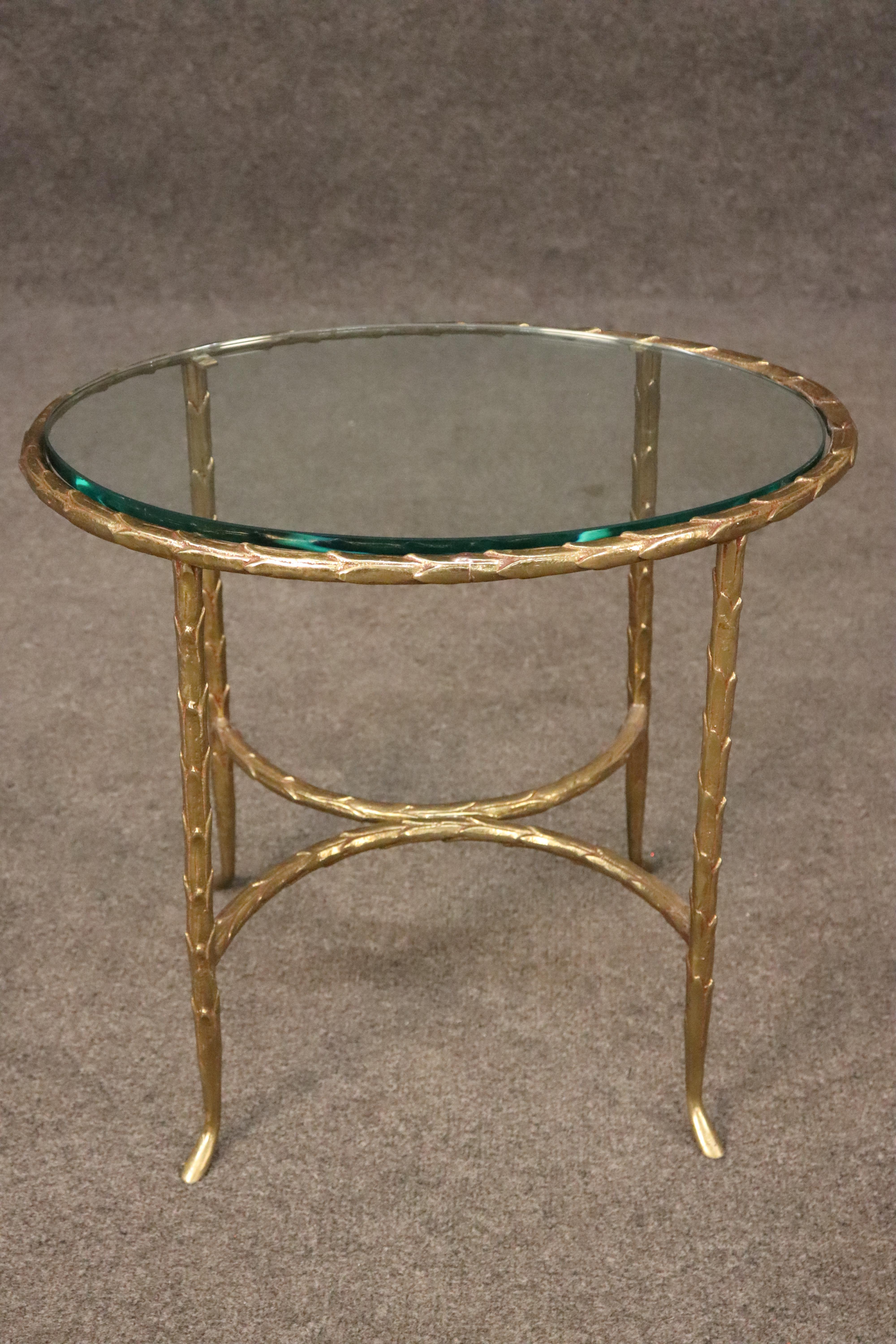 Hollywood Regency Table d'appoint Maison Bagues en bronze moulé à la feuille d'olivier et verre épais en vente