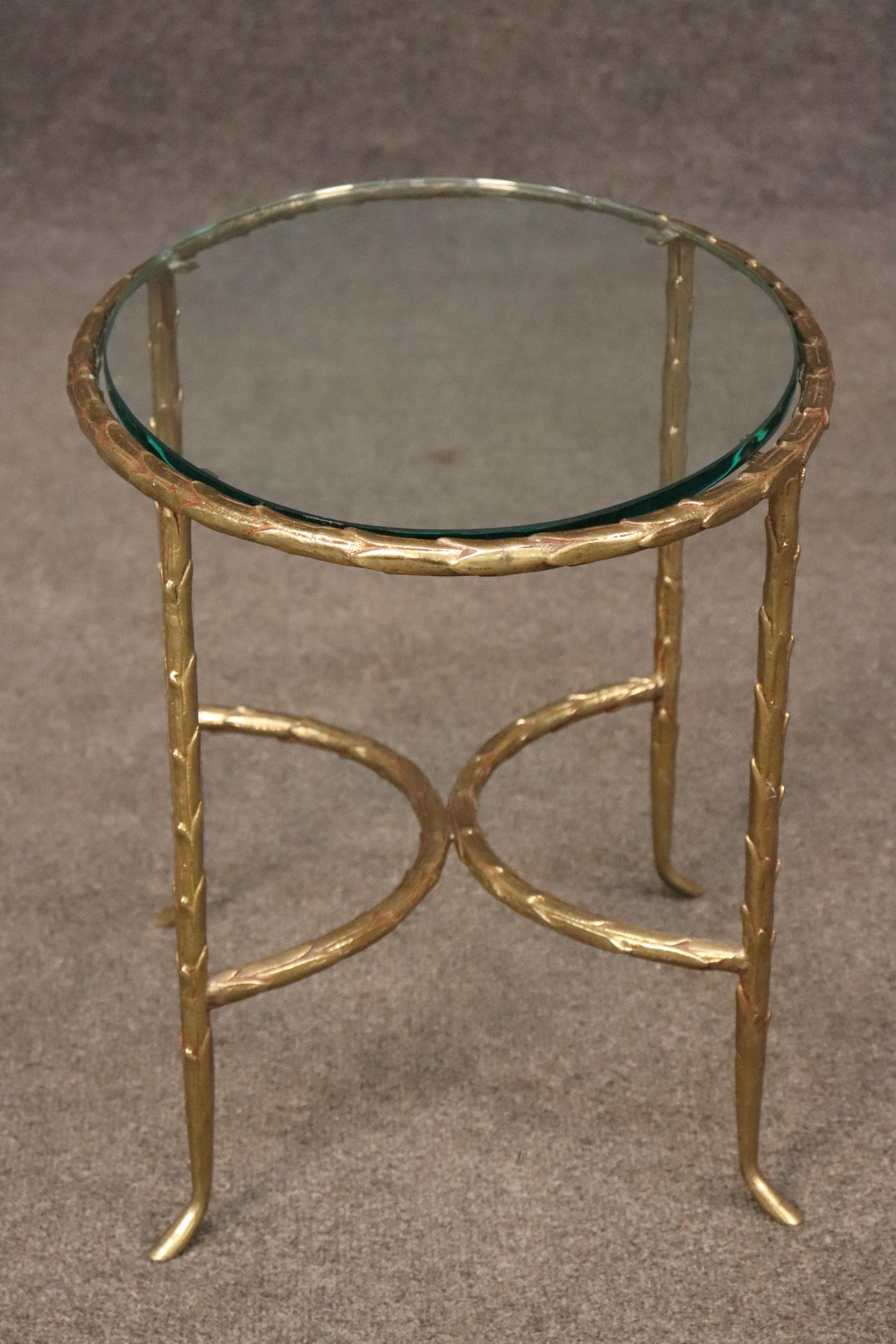Français Table d'appoint Maison Bagues en bronze moulé à la feuille d'olivier et verre épais en vente