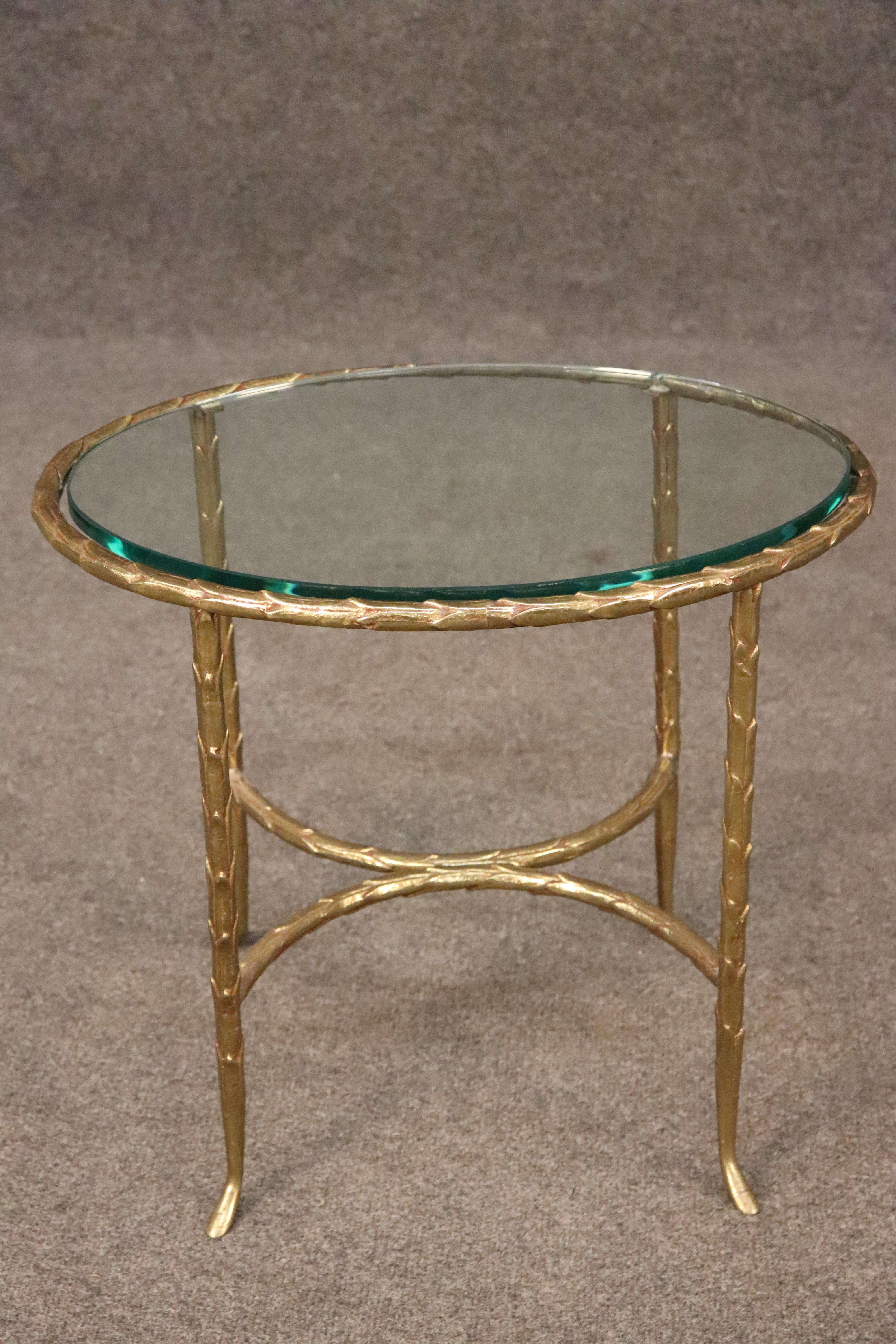 Table d'appoint Maison Bagues en bronze moulé à la feuille d'olivier et verre épais Bon état - En vente à Swedesboro, NJ