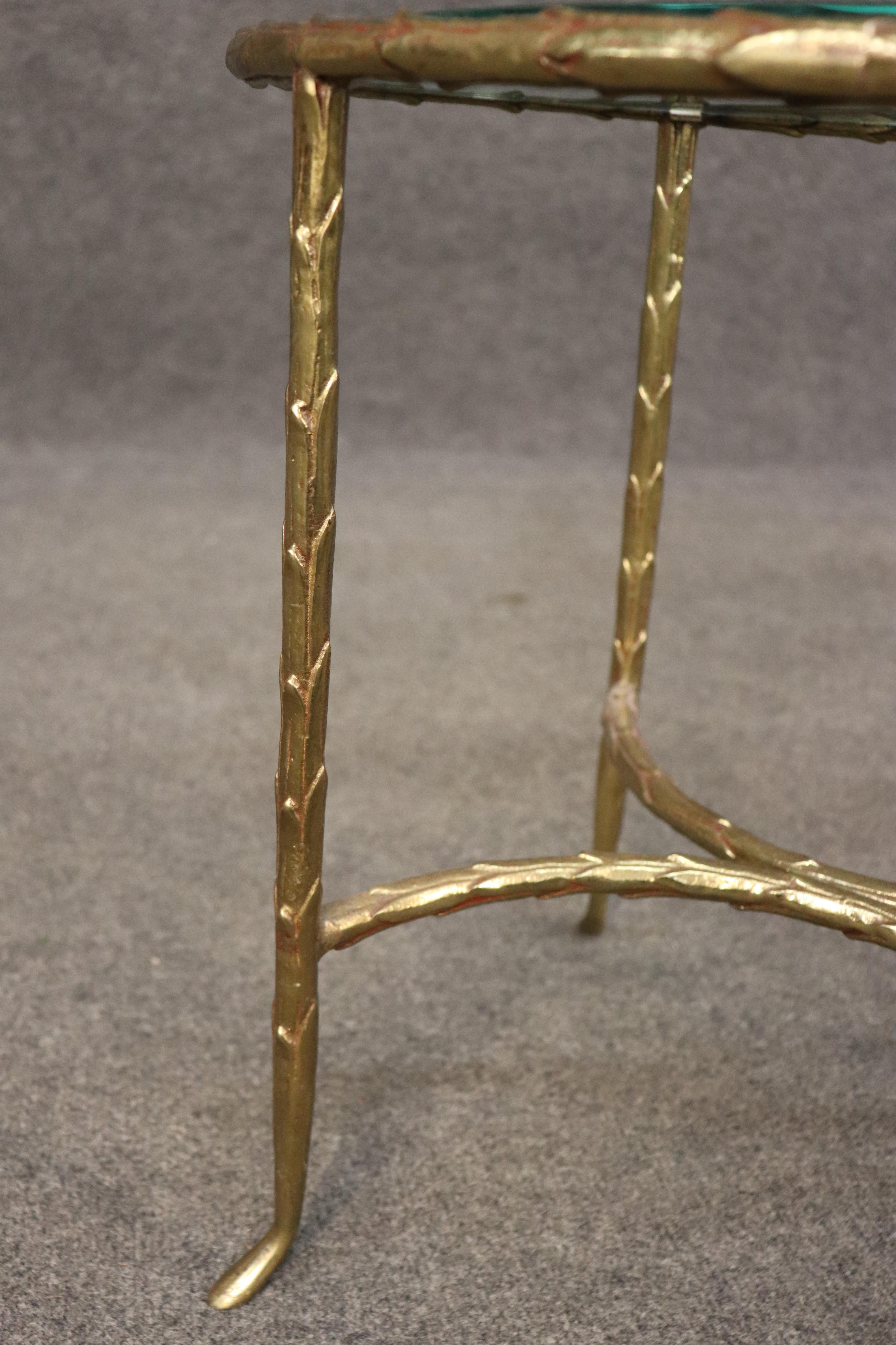 Fin du 20e siècle Table d'appoint Maison Bagues en bronze moulé à la feuille d'olivier et verre épais en vente