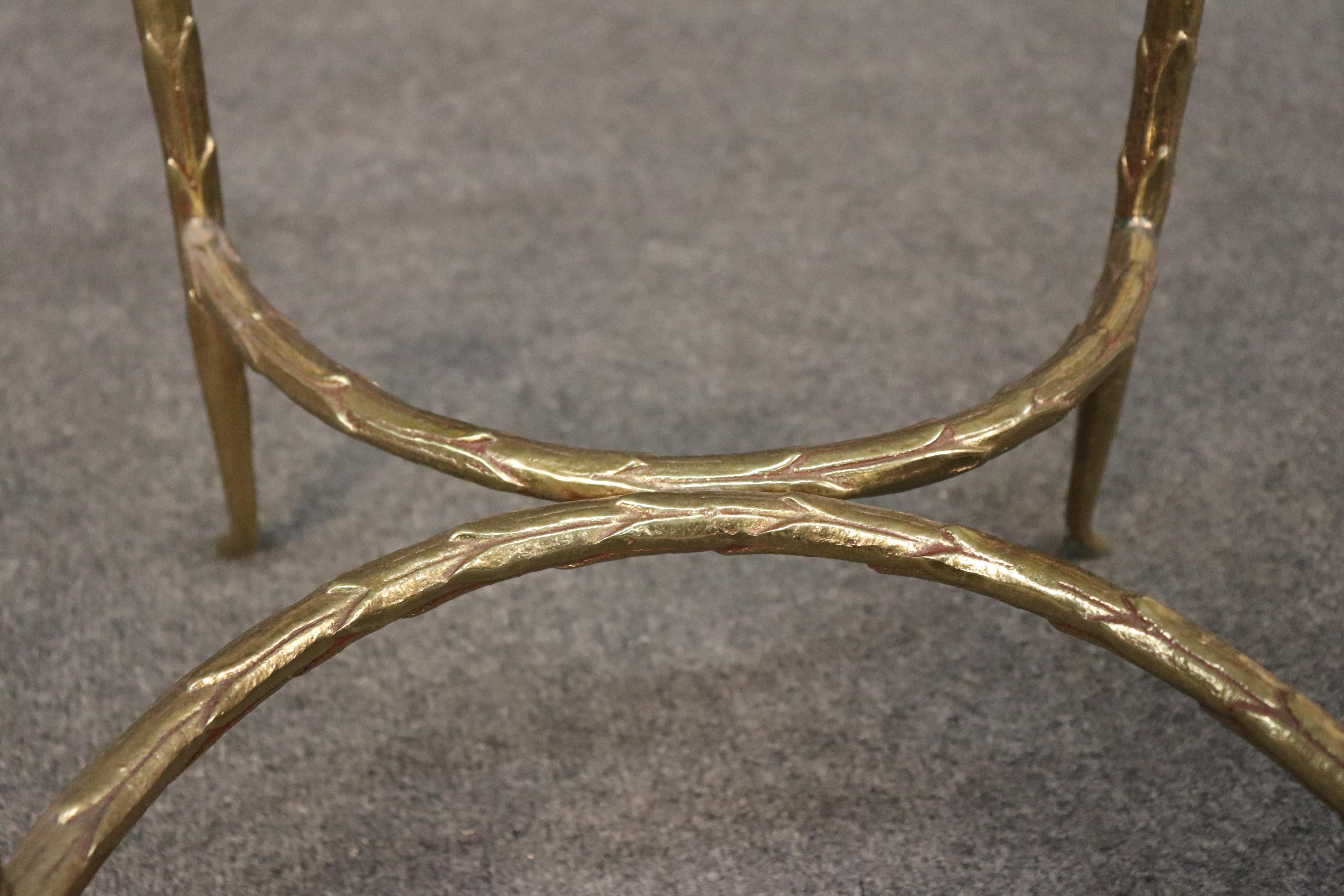 Bronze Table d'appoint Maison Bagues en bronze moulé à la feuille d'olivier et verre épais en vente