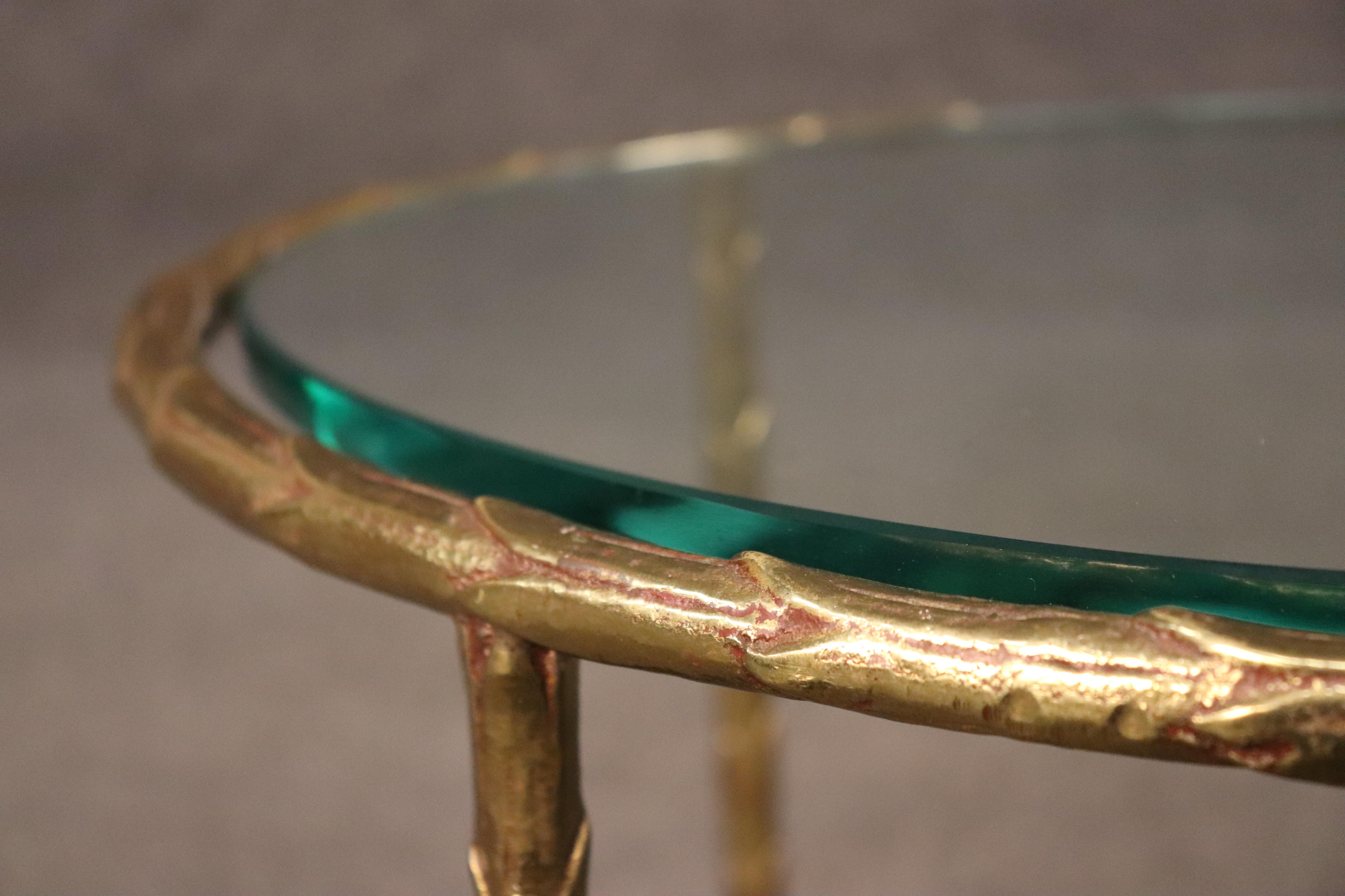 Table d'appoint Maison Bagues en bronze moulé à la feuille d'olivier et verre épais en vente 1
