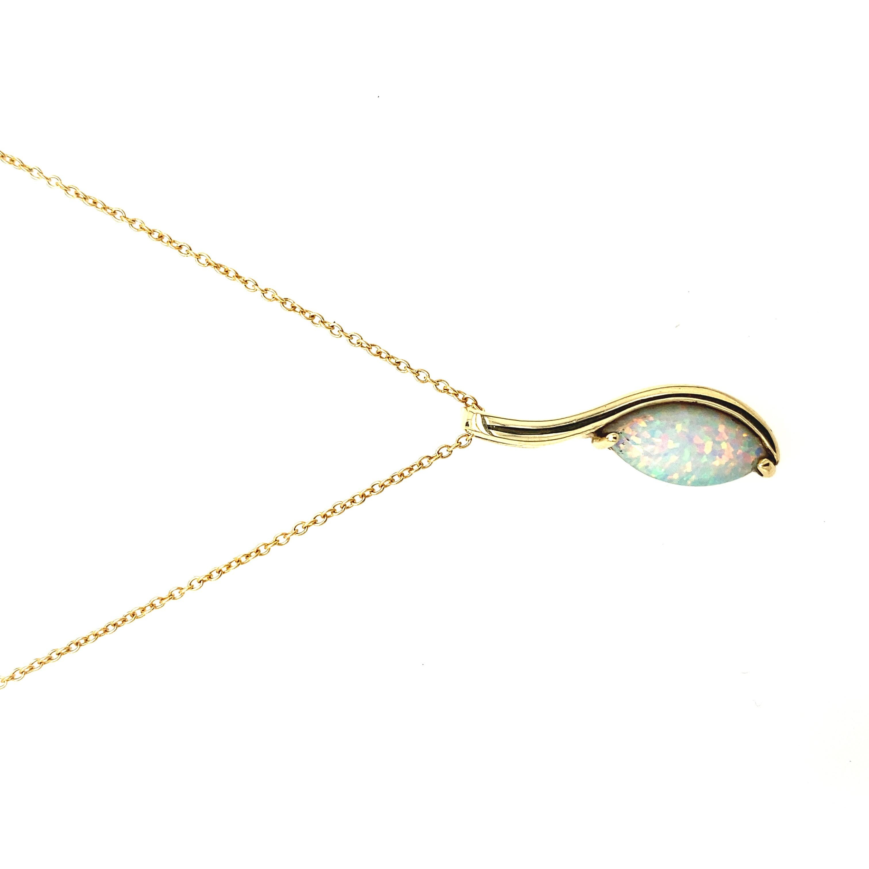 Hochwertiger Opal-Anhänger in Marquise-Form an einer Kette aus 9-karätigem Gelbgold (Marquiseschliff)