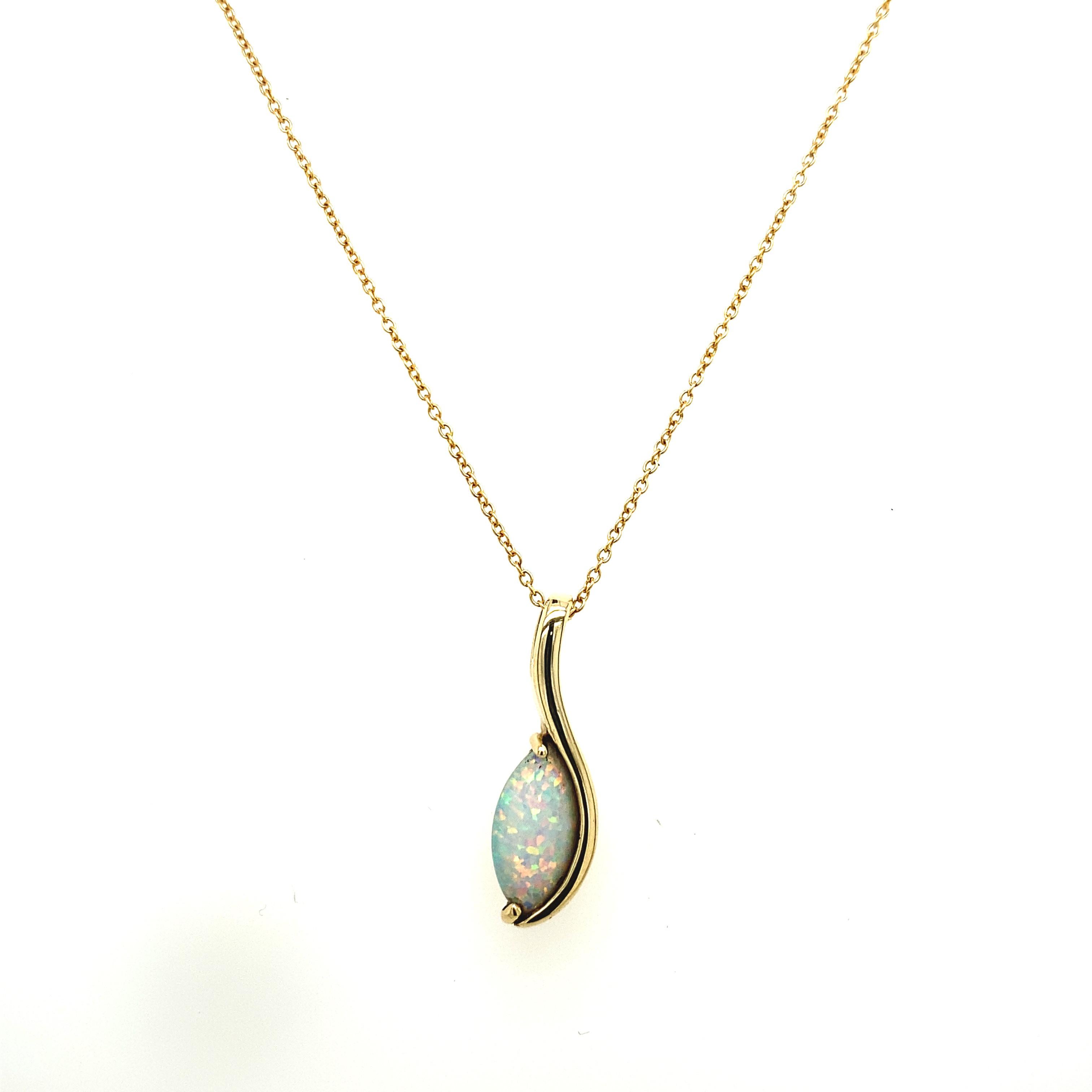 Fine Quality Marquise Shape Opal Pendant in 9ct Yellow Gold Chain In Good Condition For Sale In London, GB