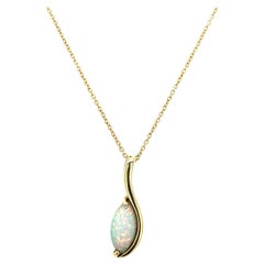 Hochwertiger Opal-Anhänger in Marquise-Form an einer Kette aus 9-karätigem Gelbgold
