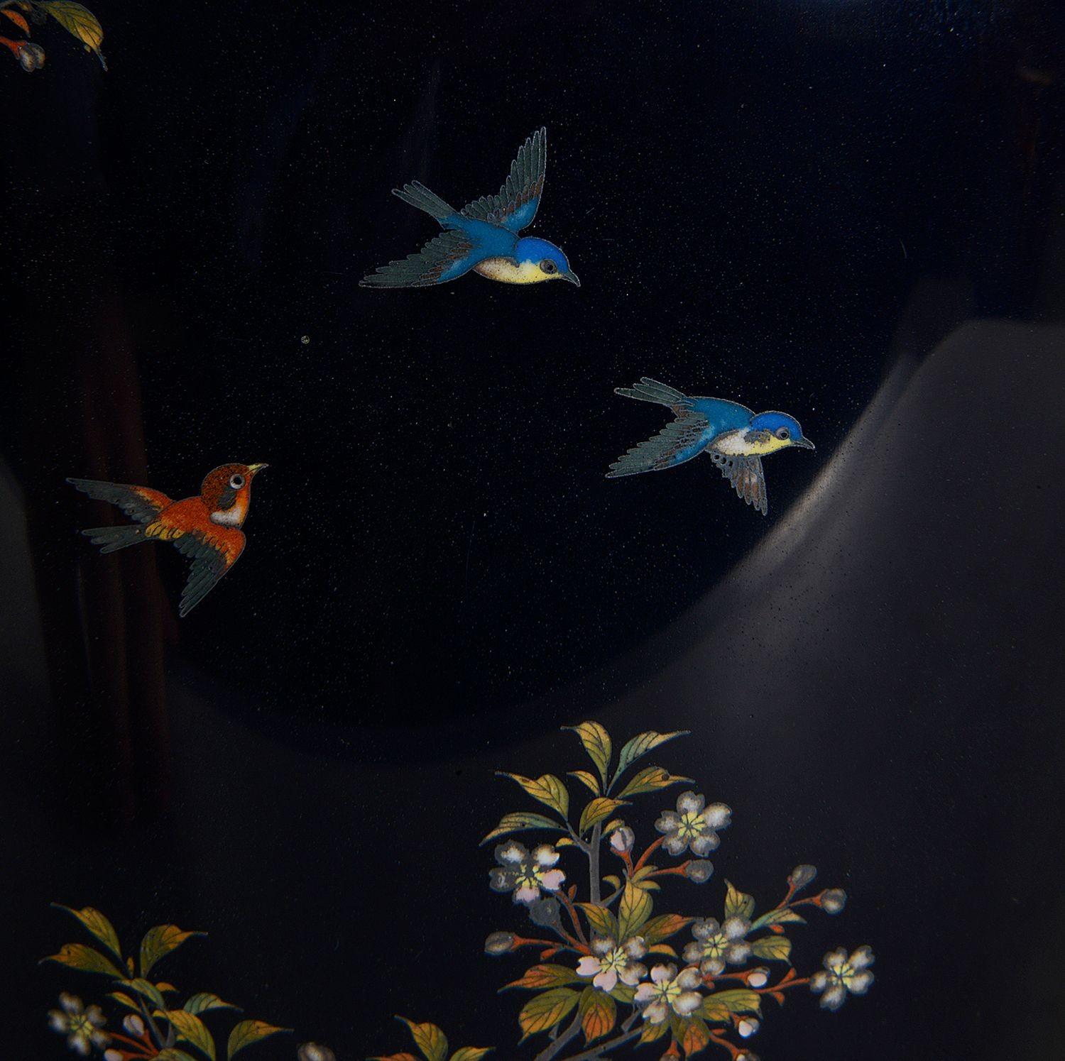 Peint à la main Vase cloisonné japonais d'époque Meiji de belle qualité. en vente