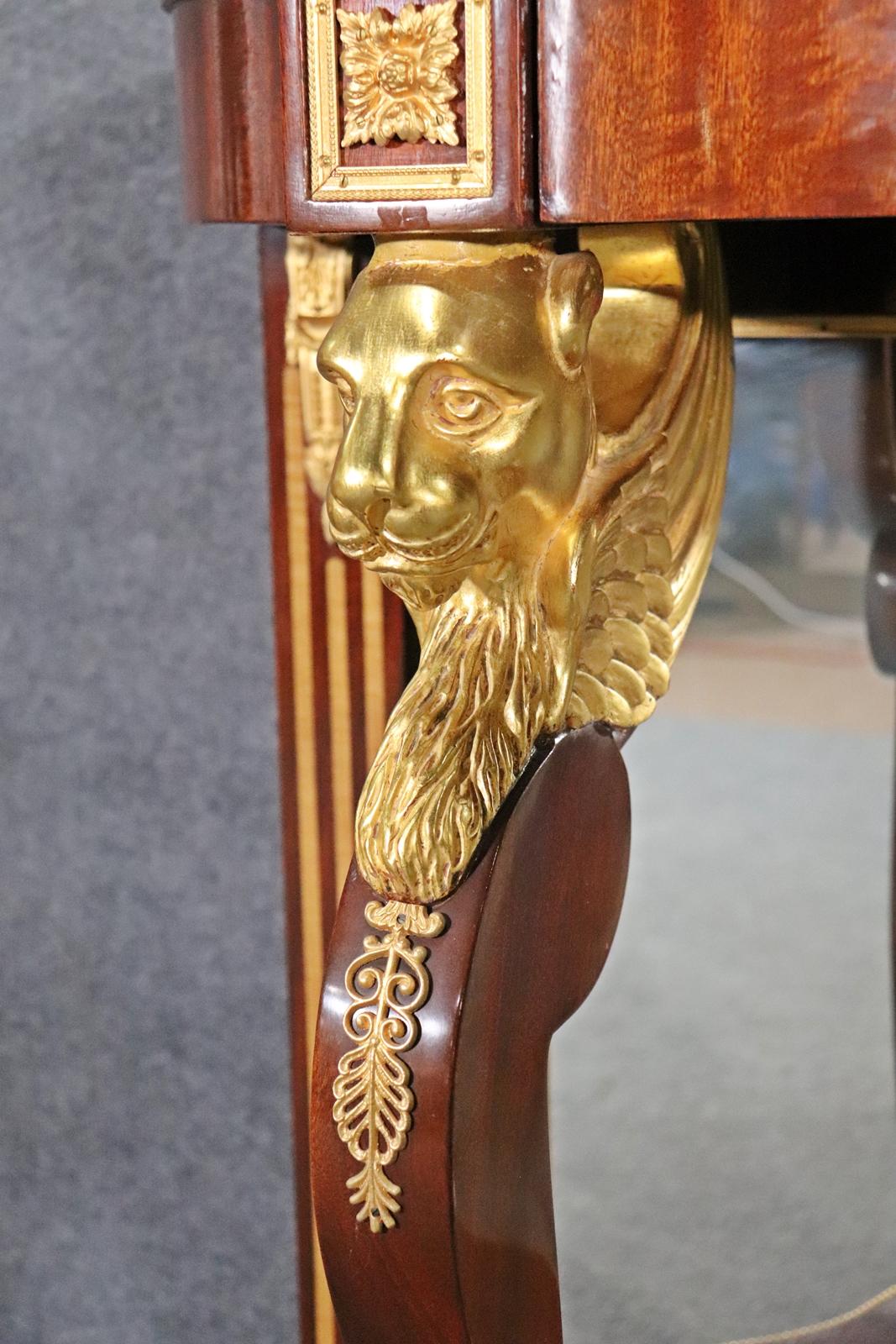 Konsolentisch aus verspiegelter Bronze mit Löwen aus Goldbronze im russischen Stil in hoher Qualität (Baltisch) im Angebot