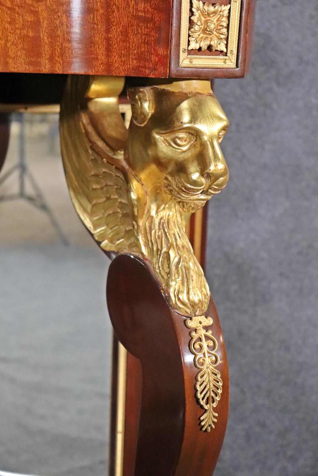 Konsolentisch aus verspiegelter Bronze mit Löwen aus Goldbronze im russischen Stil in hoher Qualität im Angebot 1