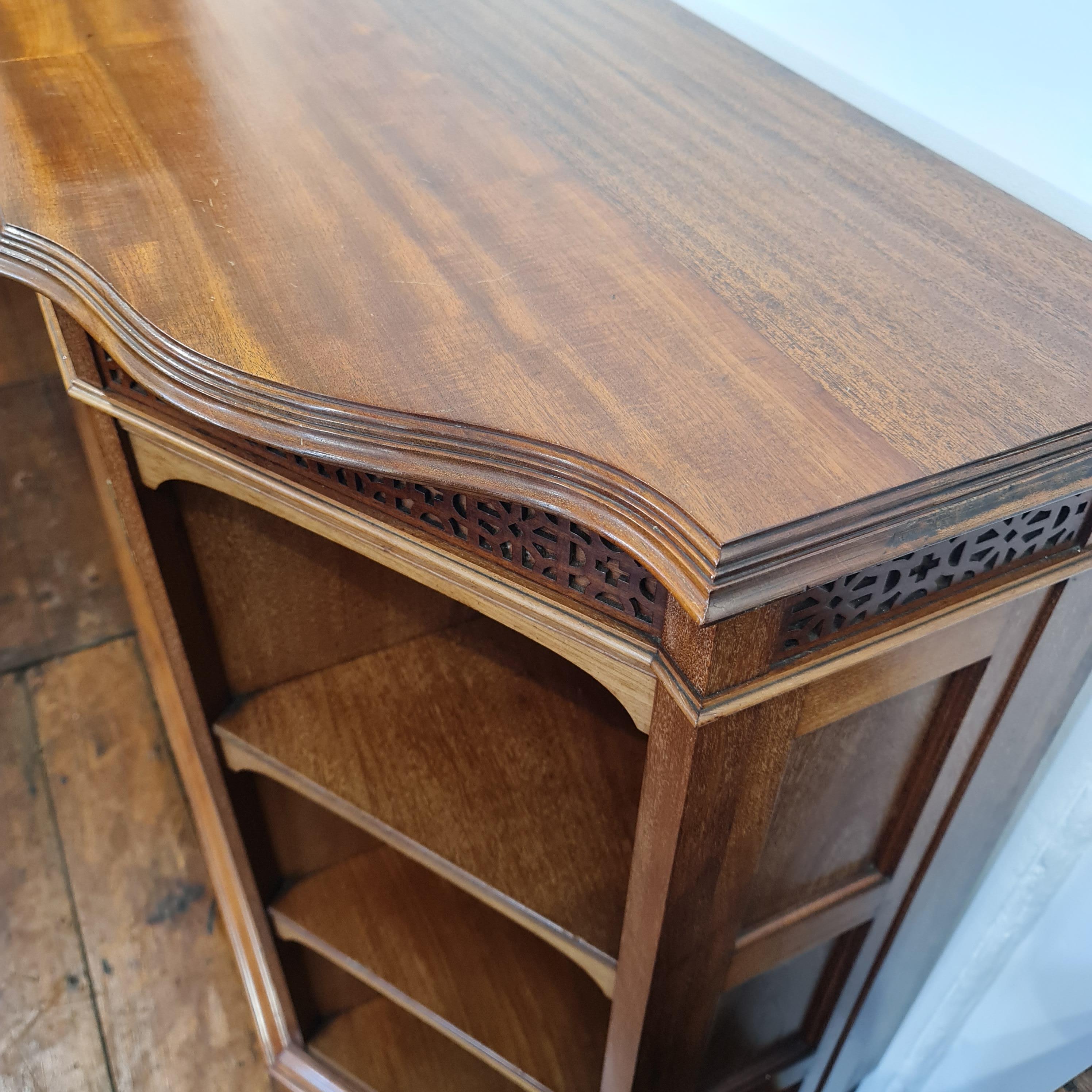 Fine quality Morris & Co Arts & Crafts  glazed bookase cabinet In Good Condition For Sale In Tunbridge Wells, GB