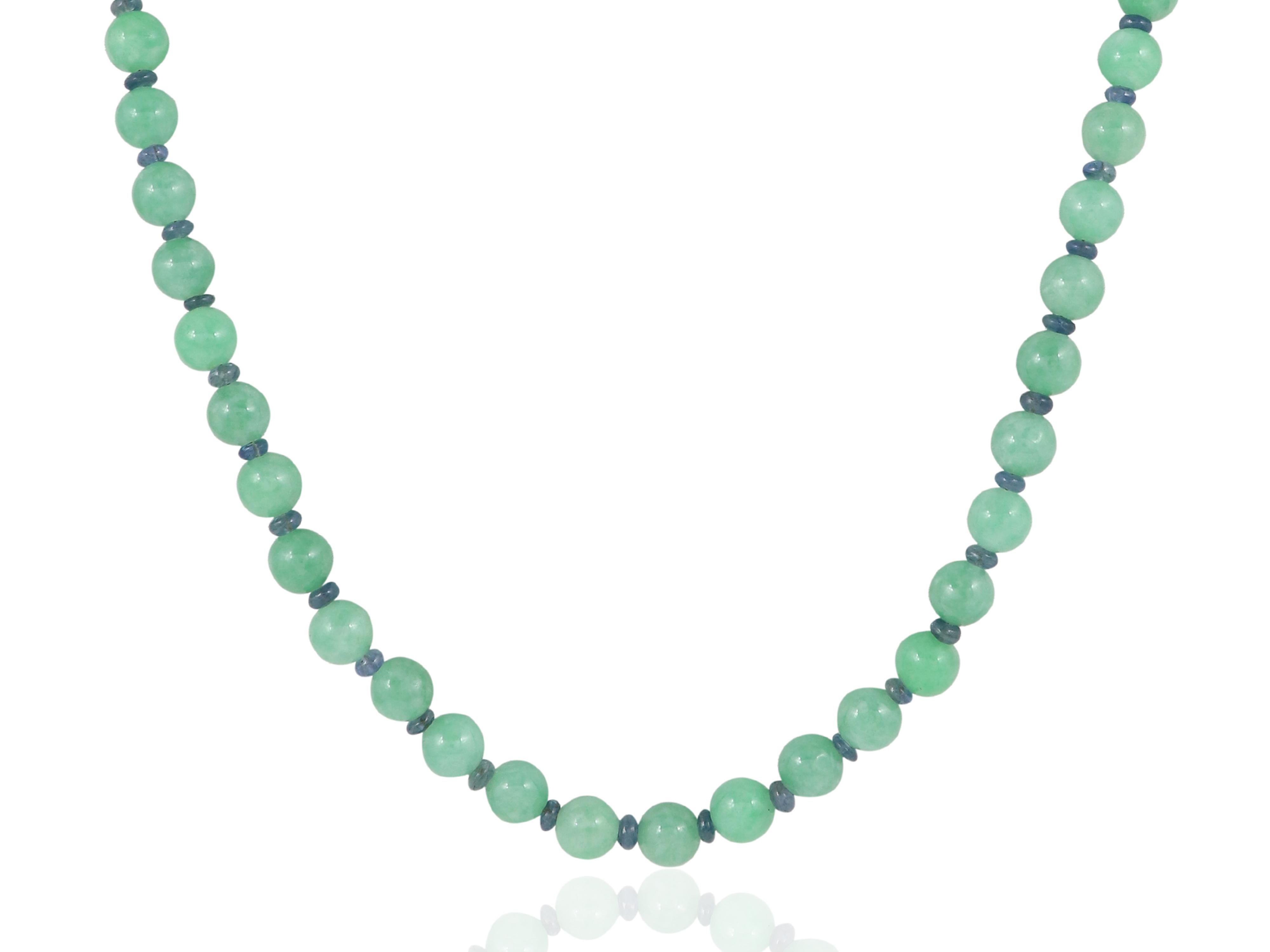 Fine quality natural jadeite jade necklace with 18K gold and diamond clasp en Nuevo estado para la venta en Bangkok,, TH