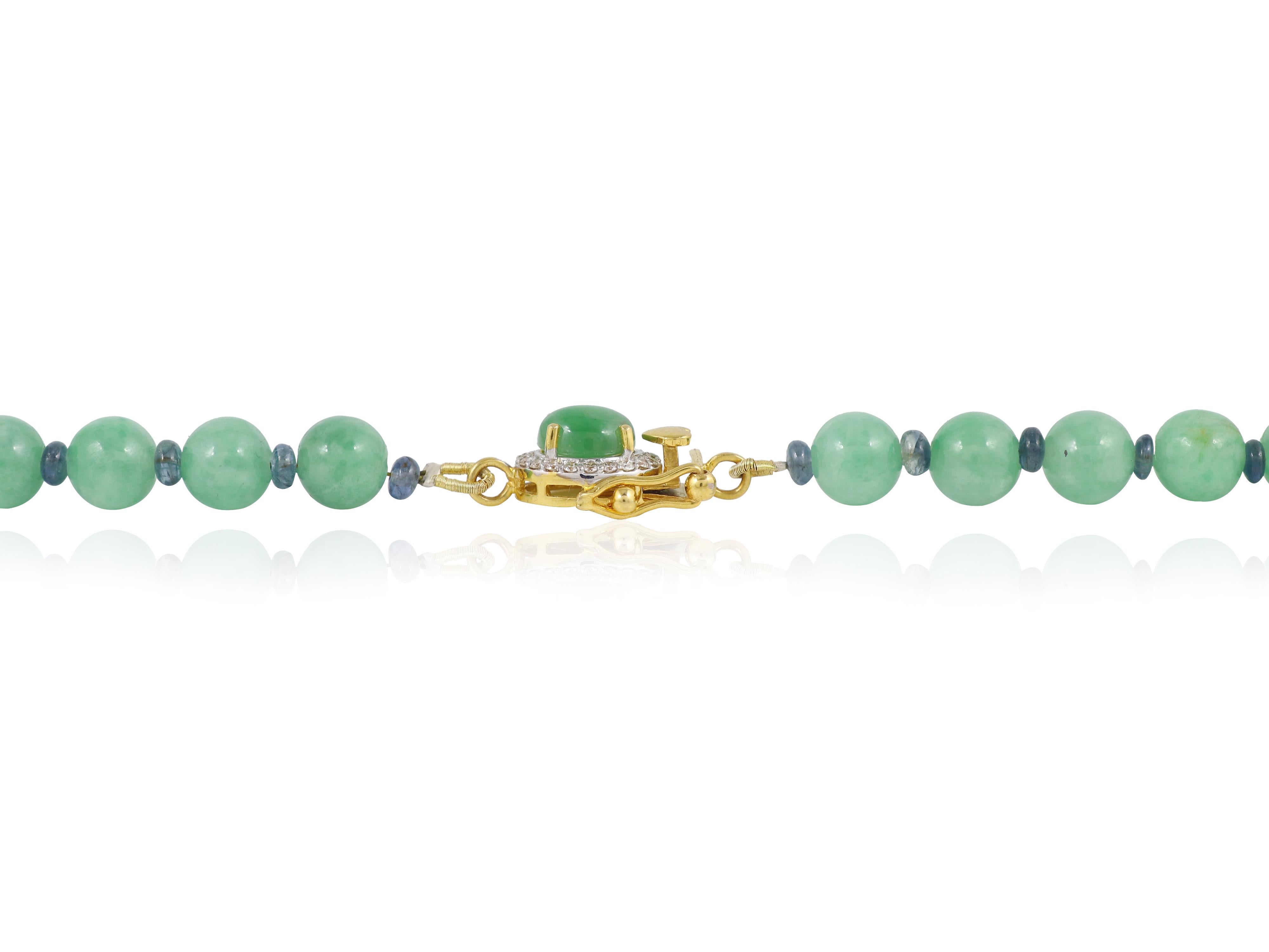 Fine quality natural jadeite jade necklace with 18K gold and diamond clasp en venta 1