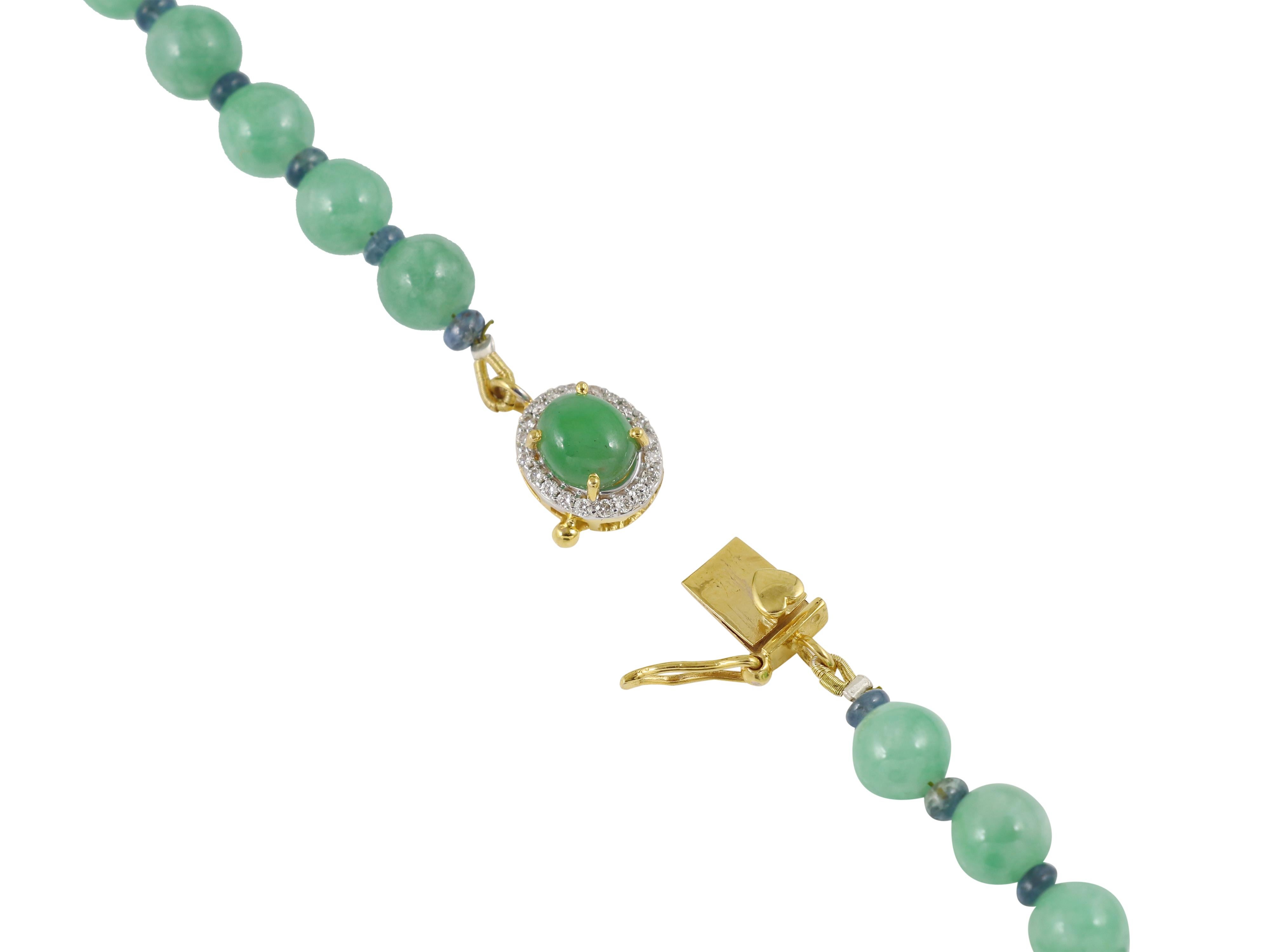 Fine quality natural jadeite jade necklace with 18K gold and diamond clasp en venta 2