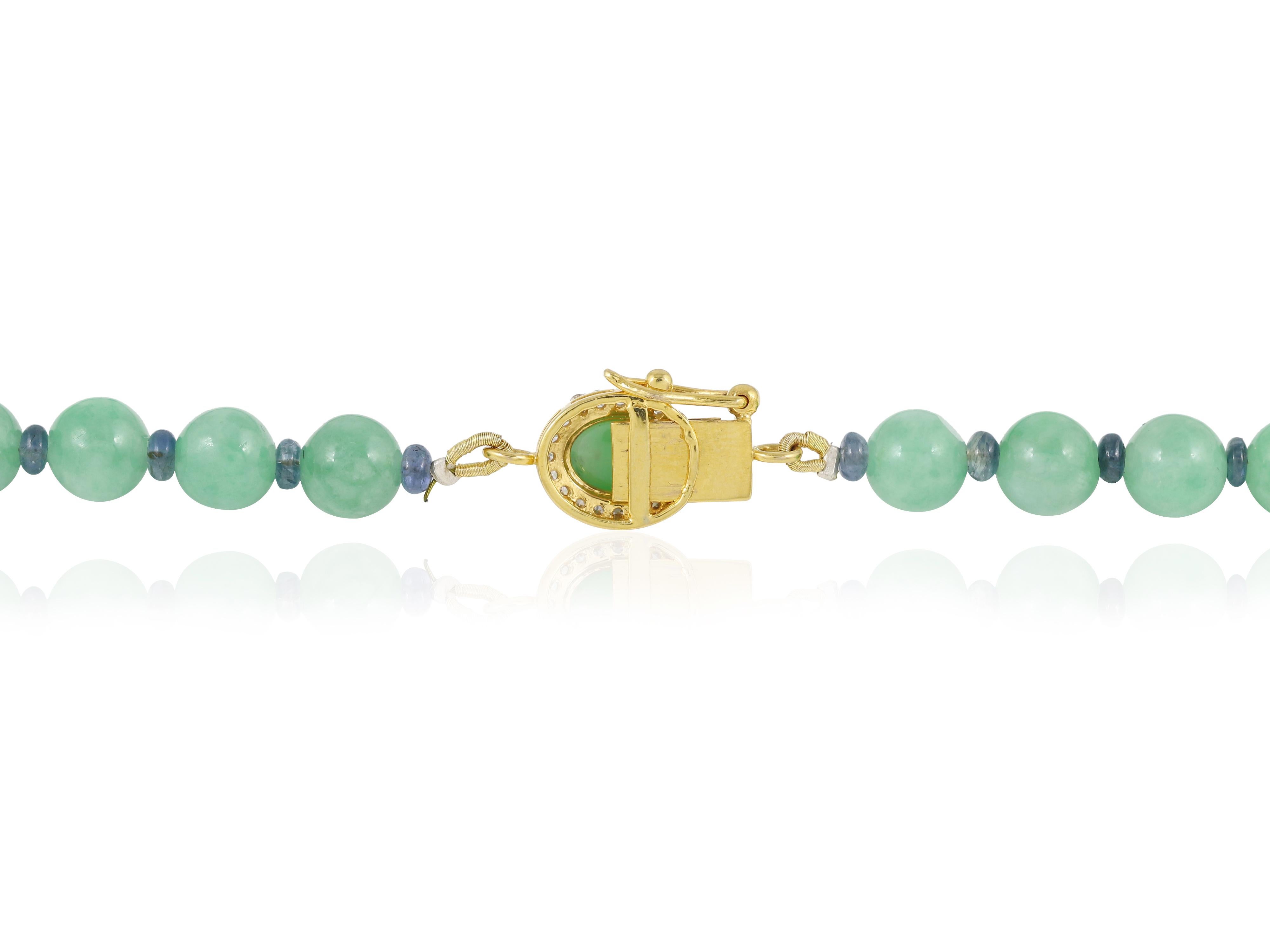 Fine quality natural jadeite jade necklace with 18K gold and diamond clasp en venta 3
