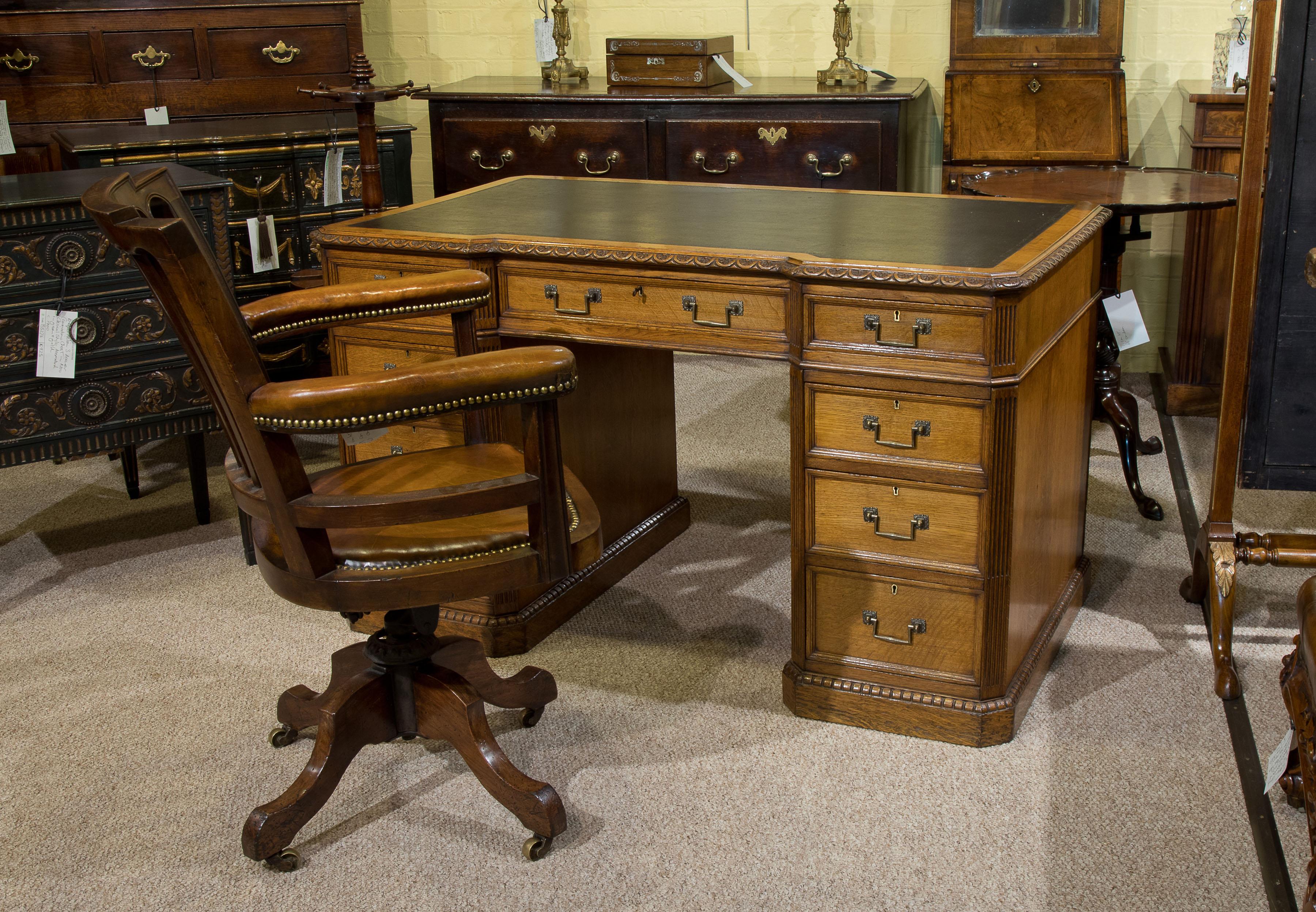 Fine Quality Oak Pedestal Desk, circa 1870 For Sale 3