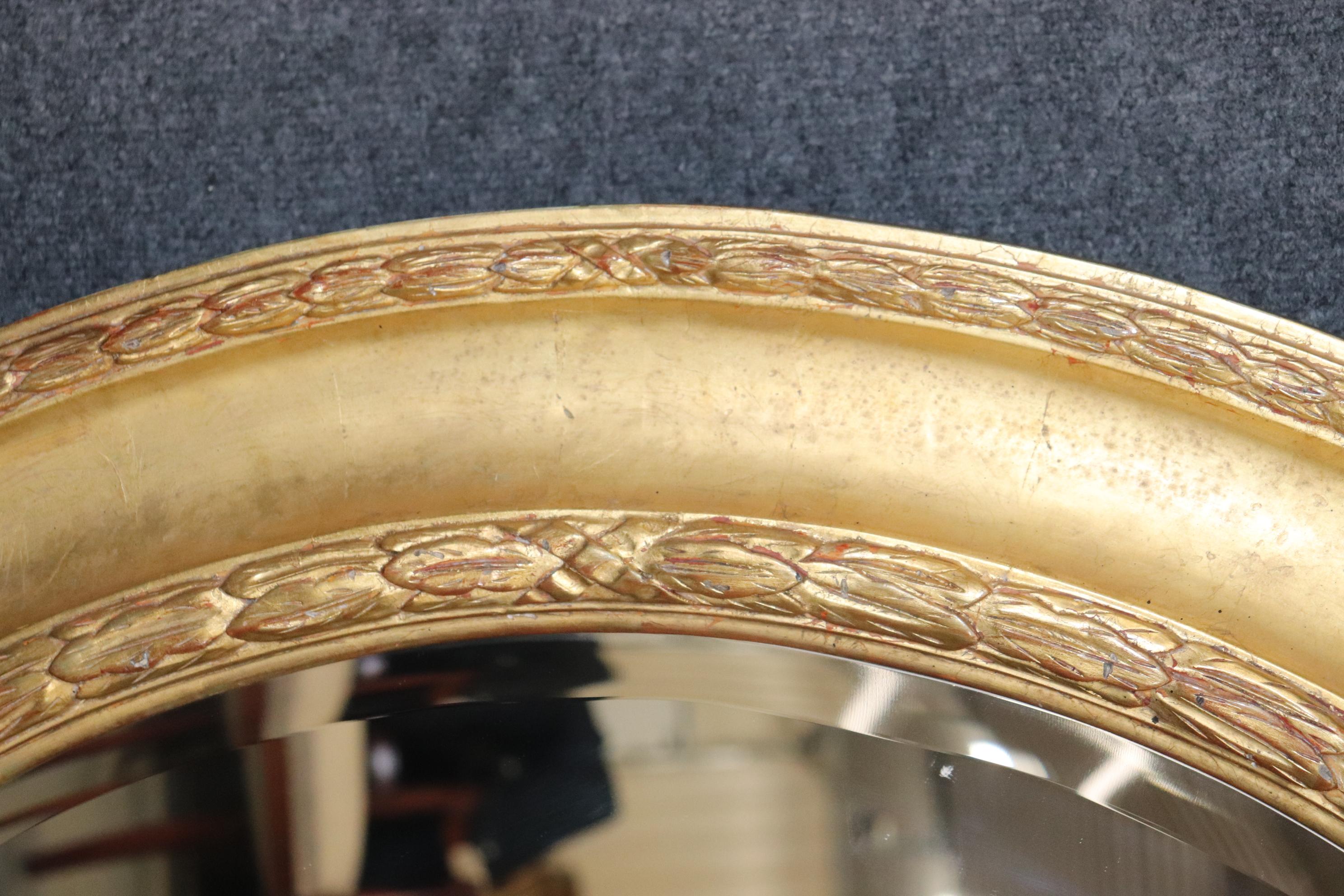 Specchio ovale di alta qualità in vera foglia d'oro francese Luigi XVI smussato In condizioni buone in vendita a Swedesboro, NJ