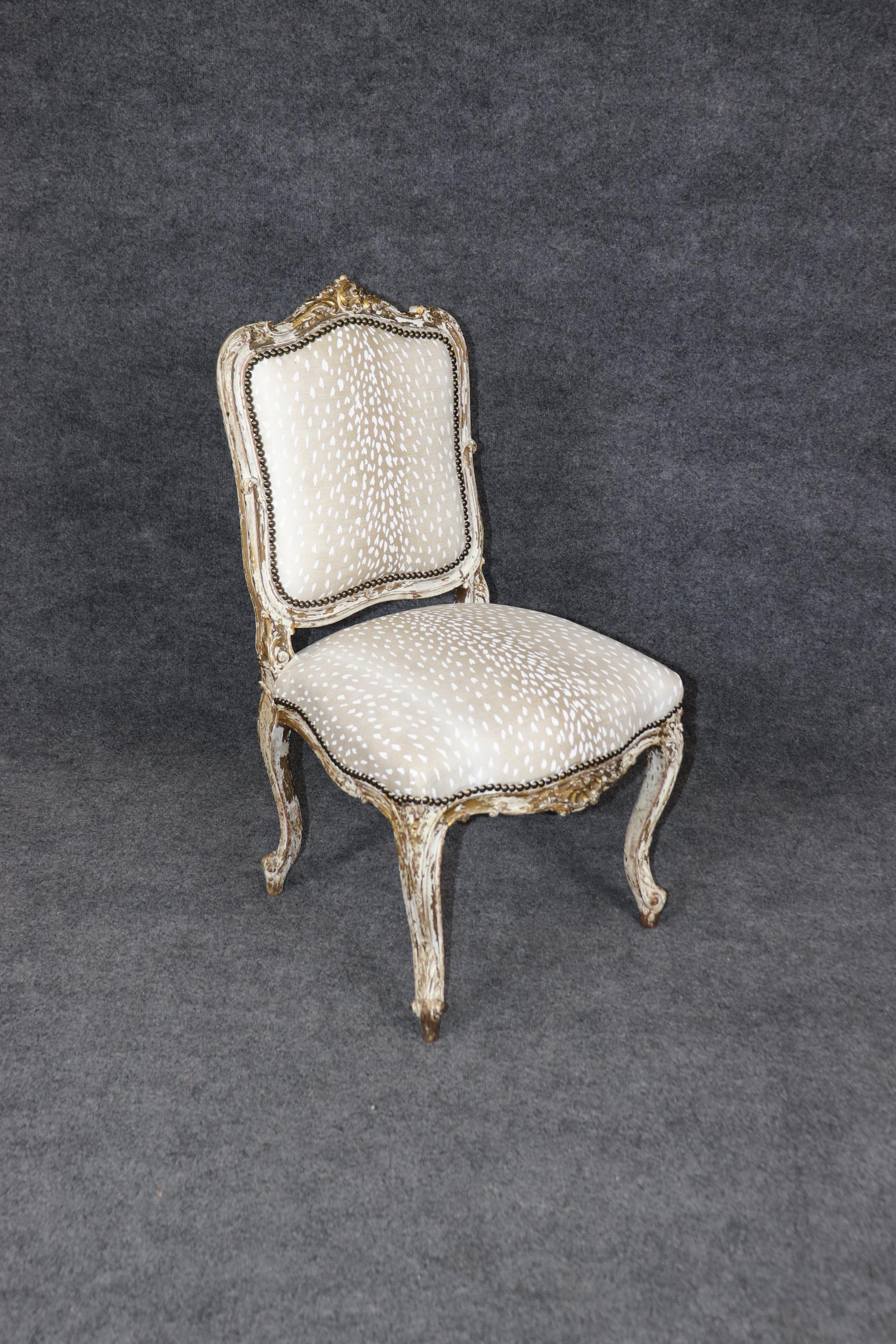 Il s'agit d'un splendide exemple de chaise d'appoint Louis XV d'époque. La chaise est finie dans sa finition originale peinte en crème avec des feuilles d'or et usée par le temps parce qu'elle a été constamment polie et nettoyée parce que cette