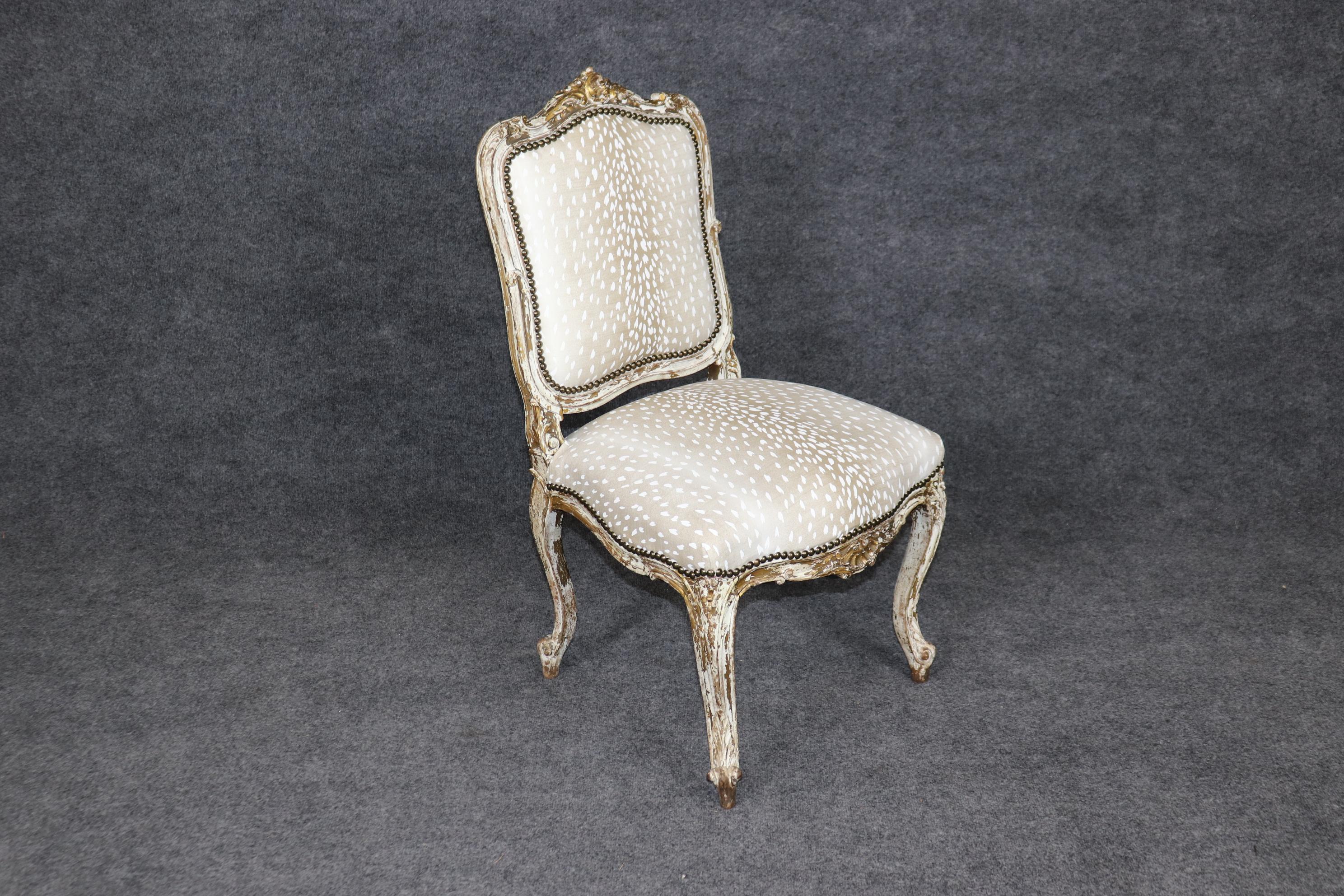 Français Chaise d'appoint française d'époque Louis XV peinte de belle qualité avec impression d'animaux en vente