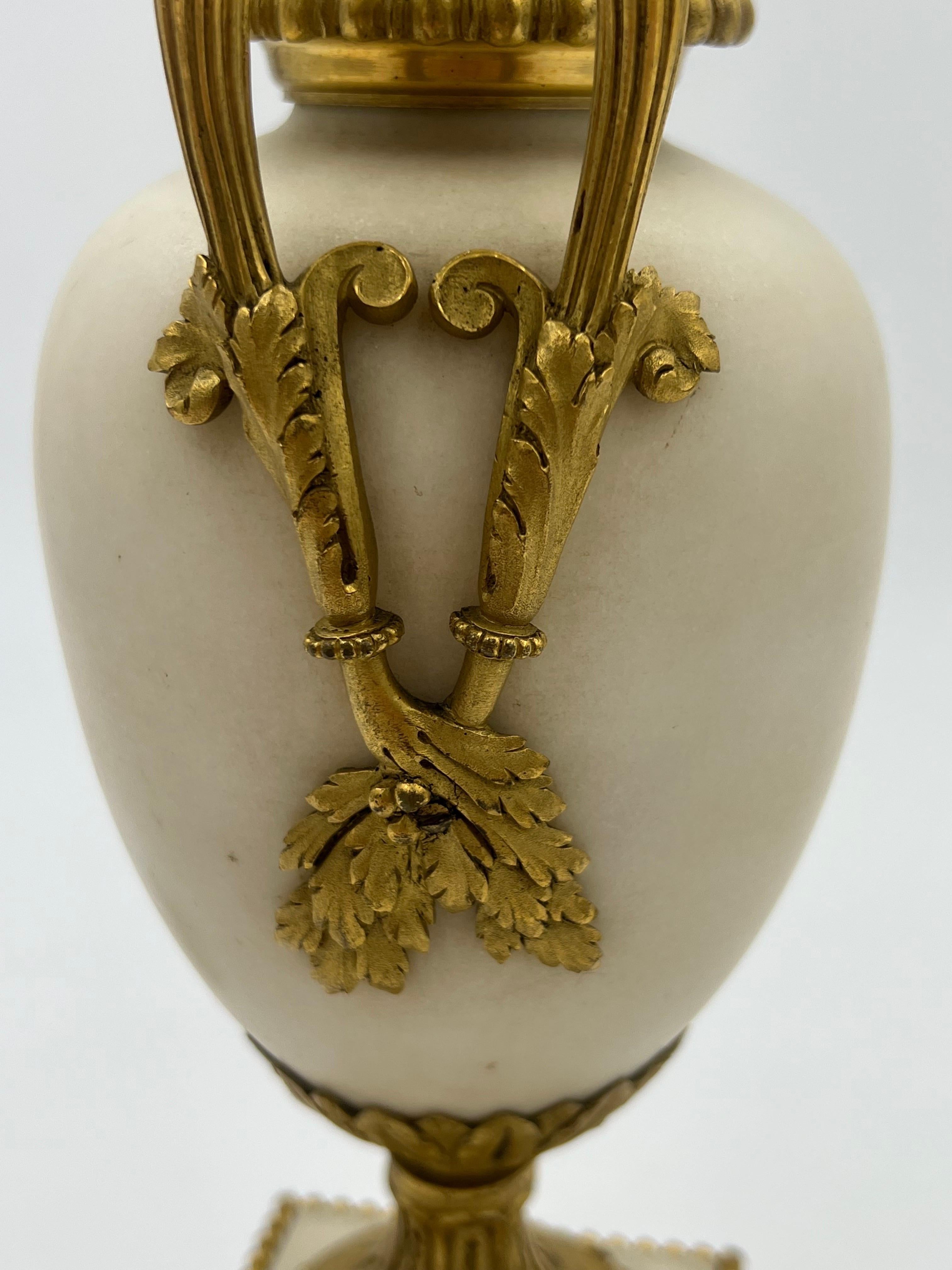 Feine Qualität Paar, 19. Jahrhundert Französisch Weißer Marmor Bronze Ormolu montiert Vasen im Angebot 8