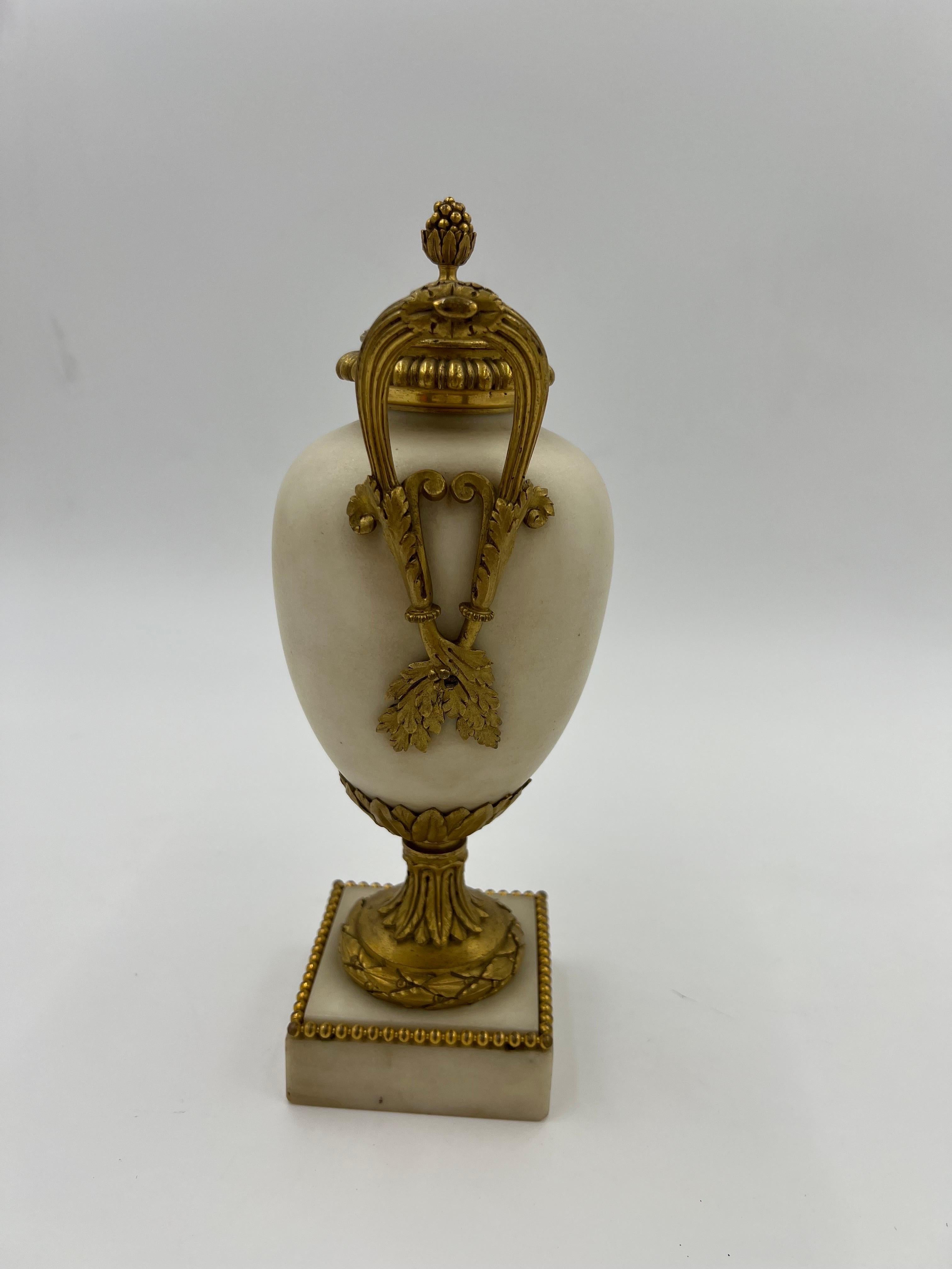Ein phänomenales Paar französischer Vasen aus weißem Marmor des 19. Jahrhunderts mit qualitätsvollen Ormolu-Beschlägen aus vergoldeter Bronze, darunter ein mit Perlen besetzter Rand am Sockel, Akanthusblatt-Träger, kunstvoll gearbeitete Griffe in