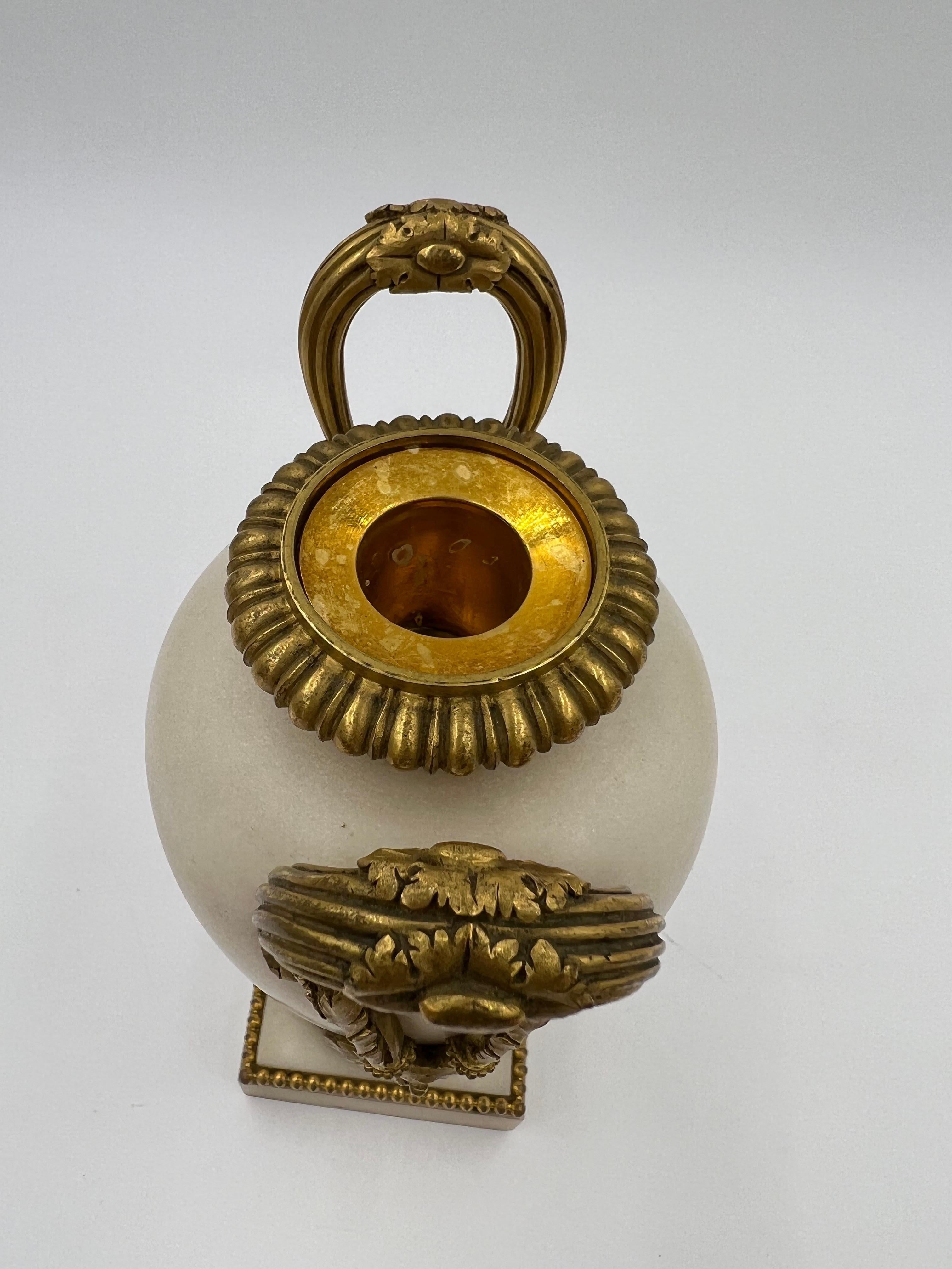 Coppia di vasi francesi in marmo bianco e bronzo con ormeggio del XIX secolo di alta qualità In condizioni buone in vendita a Atlanta, GA
