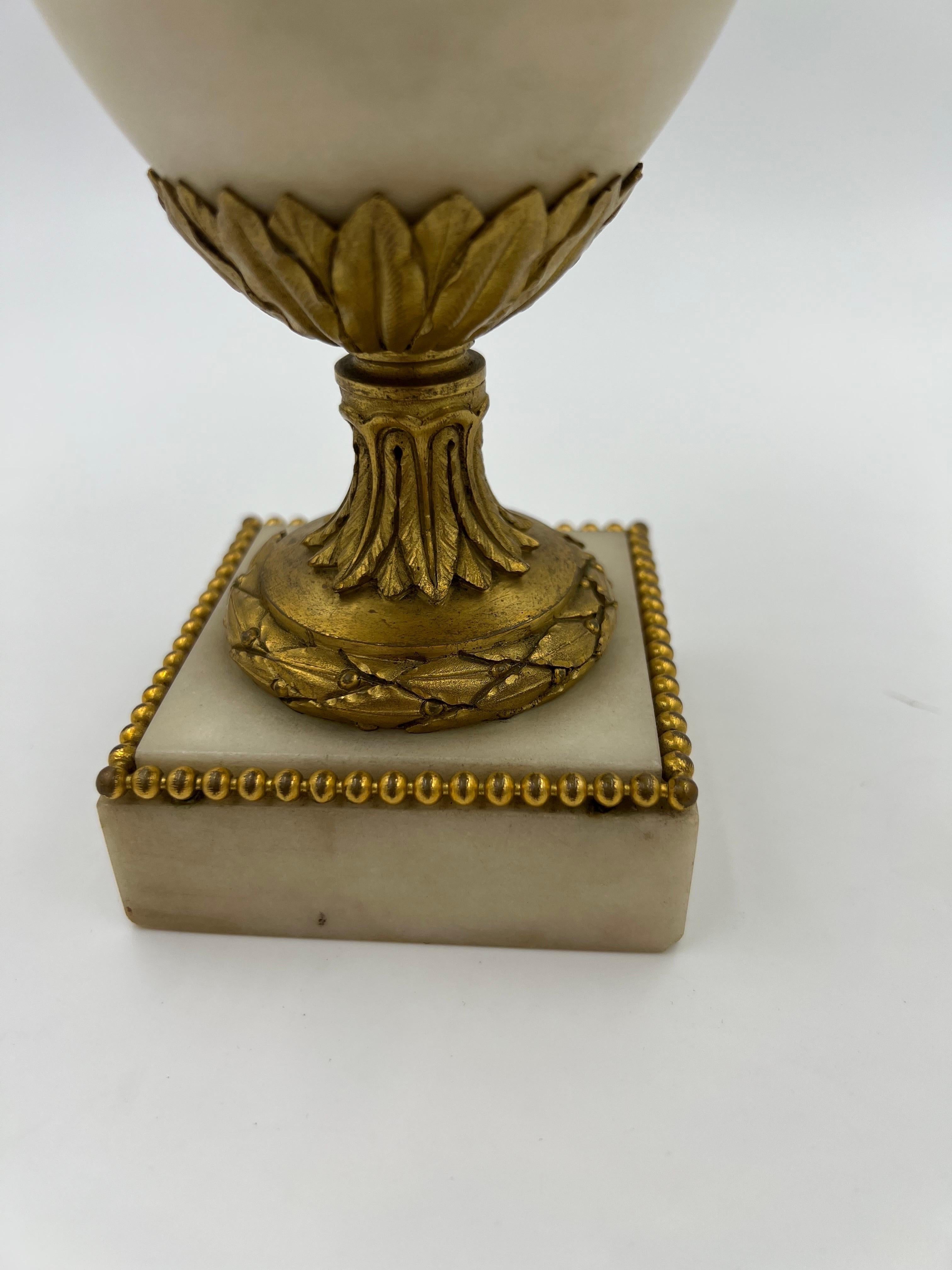 Feine Qualität Paar, 19. Jahrhundert Französisch Weißer Marmor Bronze Ormolu montiert Vasen im Angebot 1