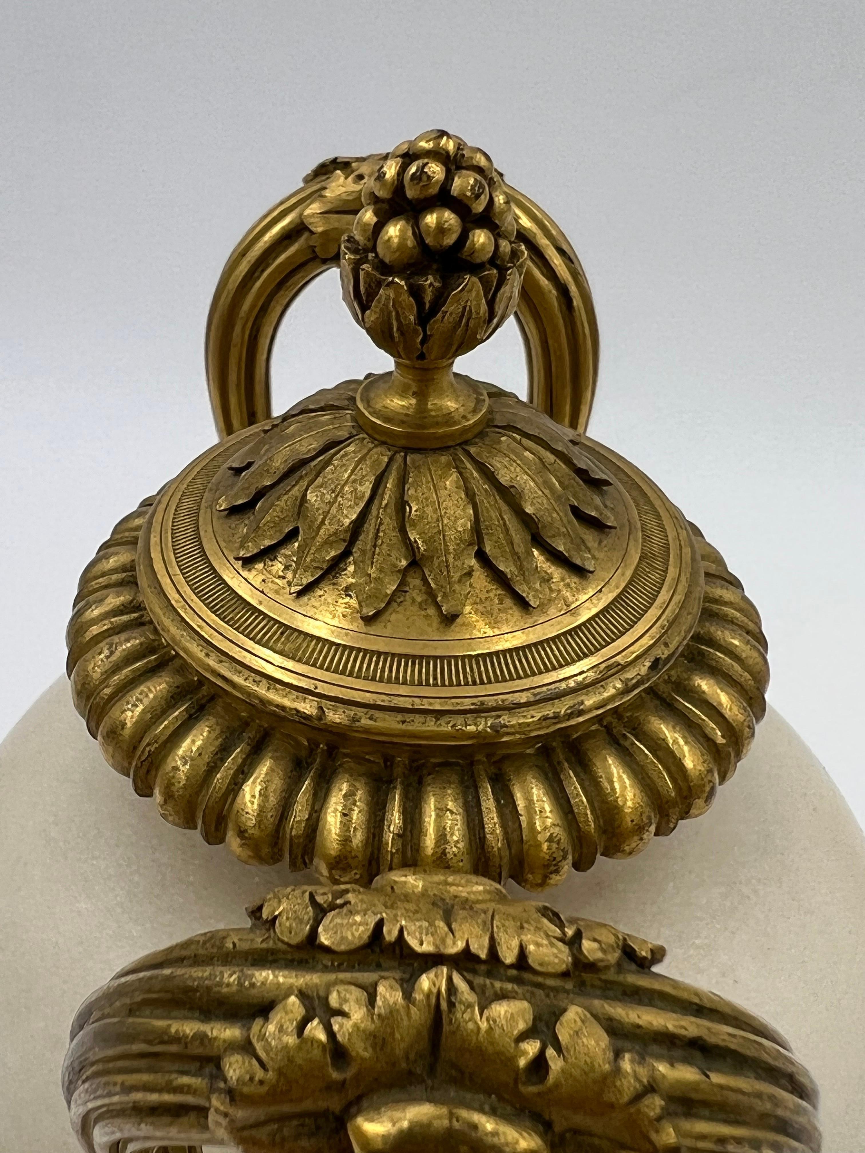 Coppia di vasi francesi in marmo bianco e bronzo con ormeggio del XIX secolo di alta qualità in vendita 1