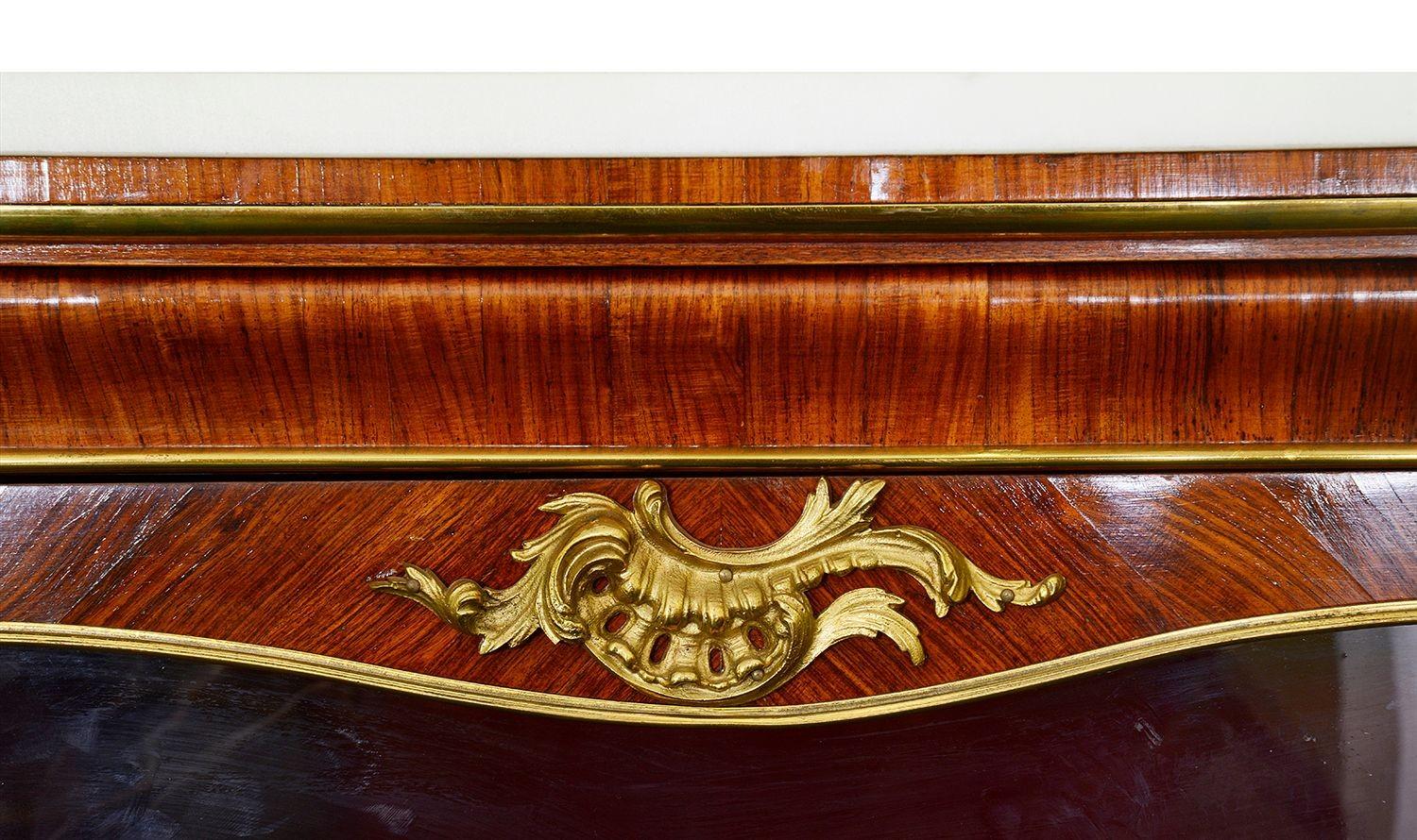 Pareja de vitrinas francesas de gran calidad a la manera de Gouffel. Francés en venta