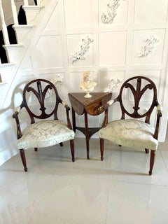 Paire de fauteuils anciens en acajou sculpté de qualité supérieure