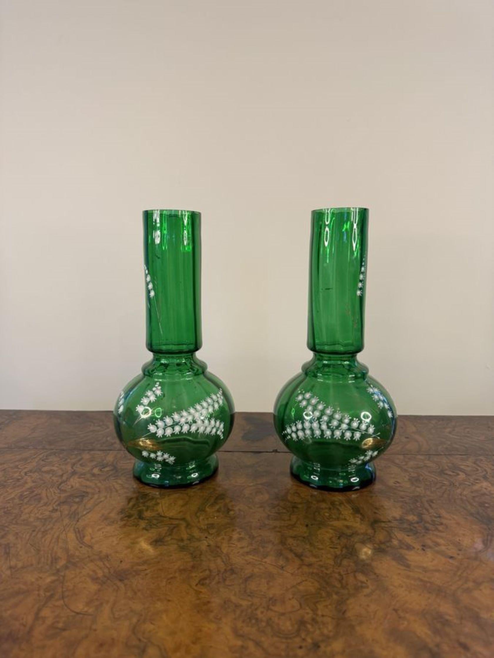 Pareja de jarrones antiguos de cristal verde de gran calidad, decorados con esmalte blanco y dorado, con cuerpos bulbosos sobre bases circulares.

D. 1900