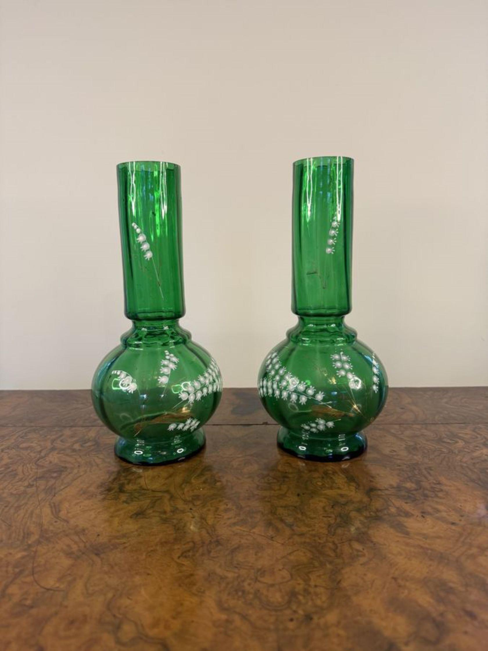 Pareja de jarrones antiguos con forma de cristal verde de gran calidad en Bueno estado para la venta en Ipswich, GB