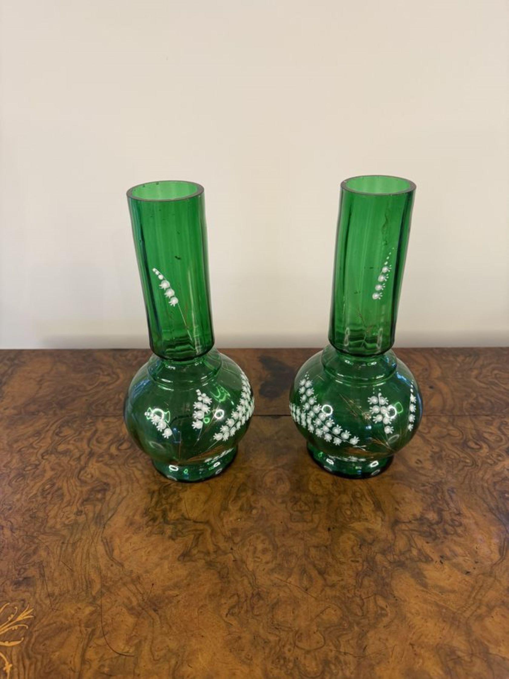 Pareja de jarrones antiguos con forma de cristal verde de gran calidad siglo XX en venta